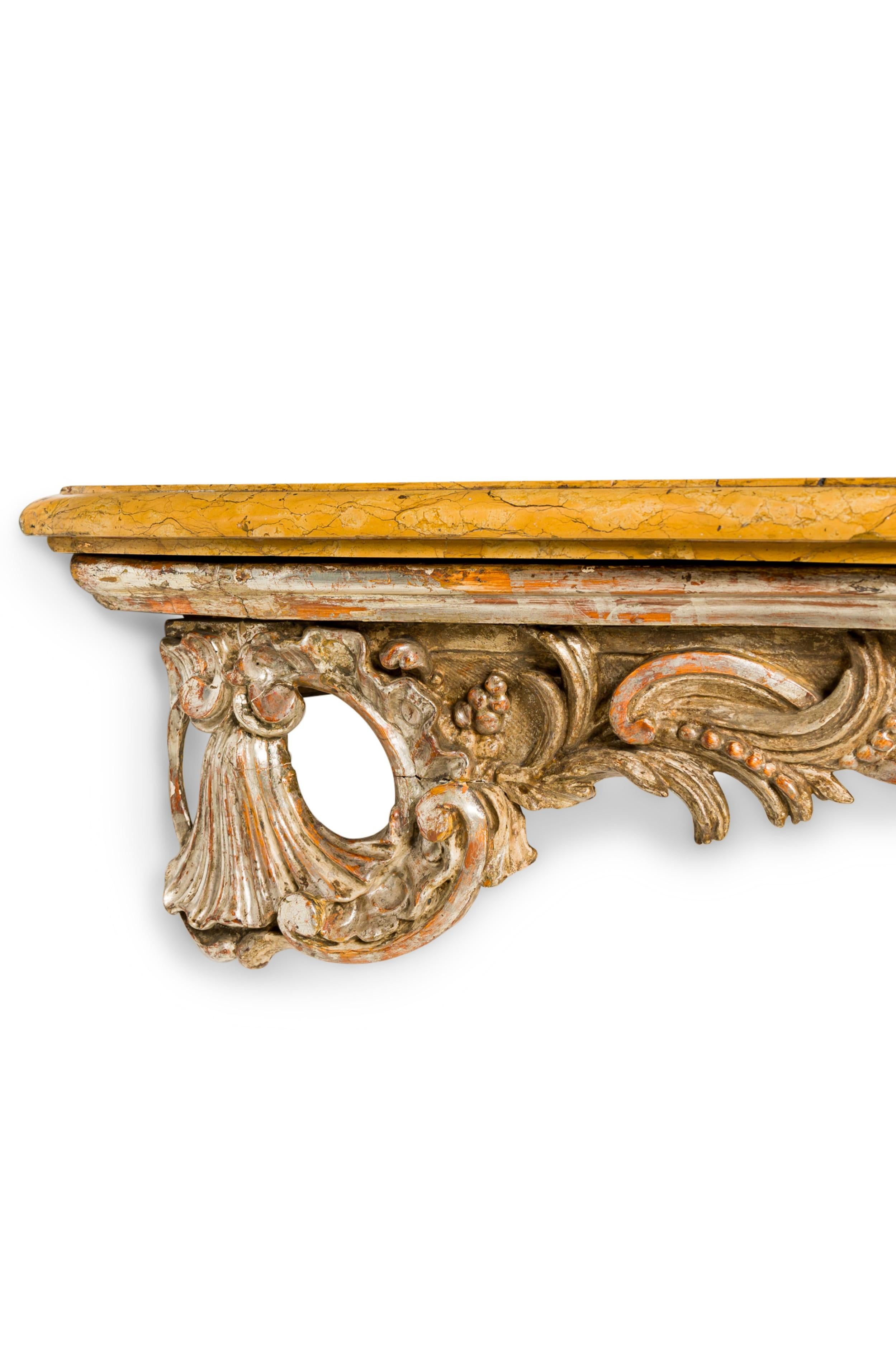 Sculpté à la main Console rococo italienne du 18ème siècle en argent doré et marbre en vente