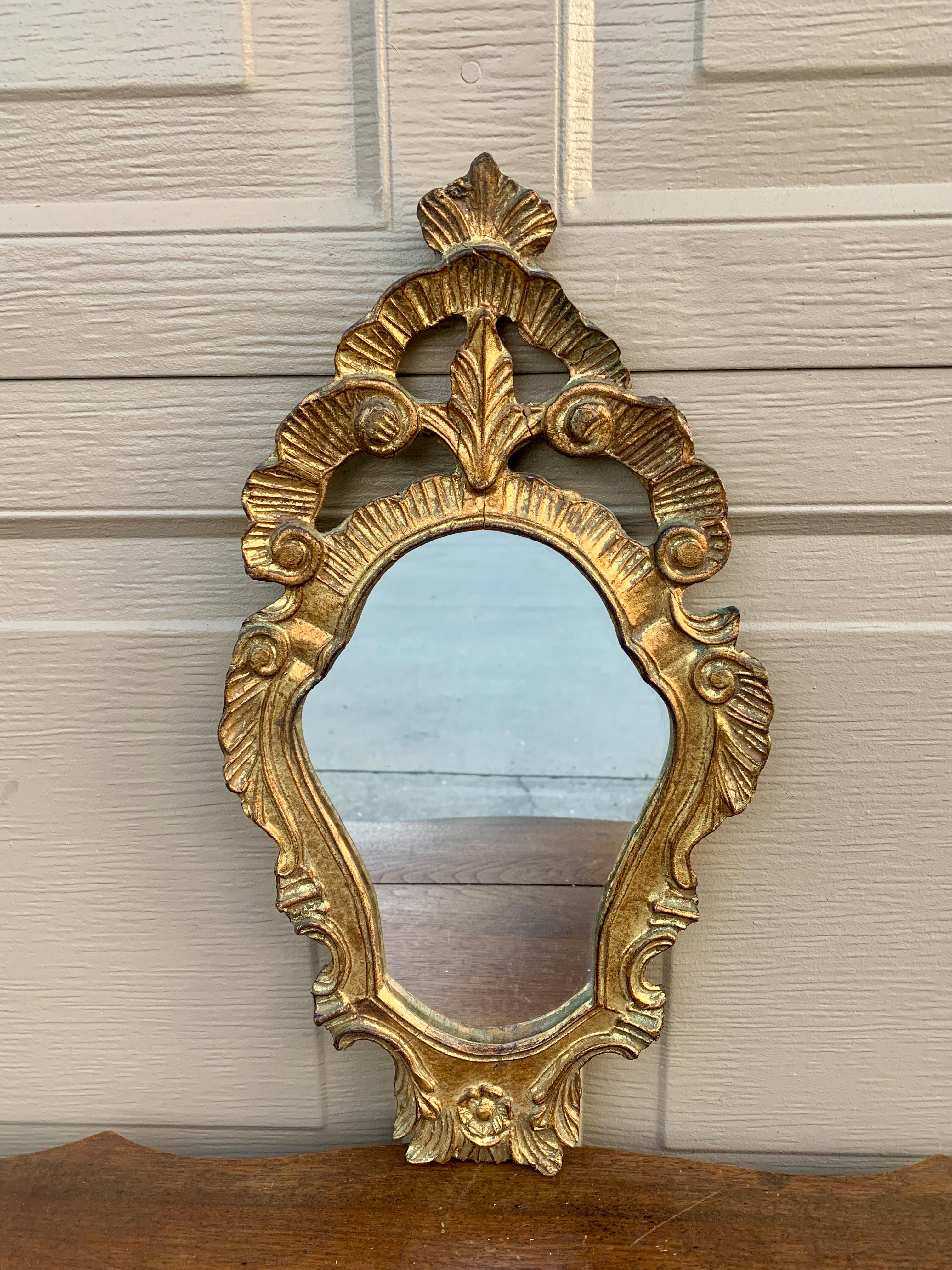 Magnifique miroir encadré de bois doré de style rococo baroque

Italie, Circa 1960

Mesures : 9,25 