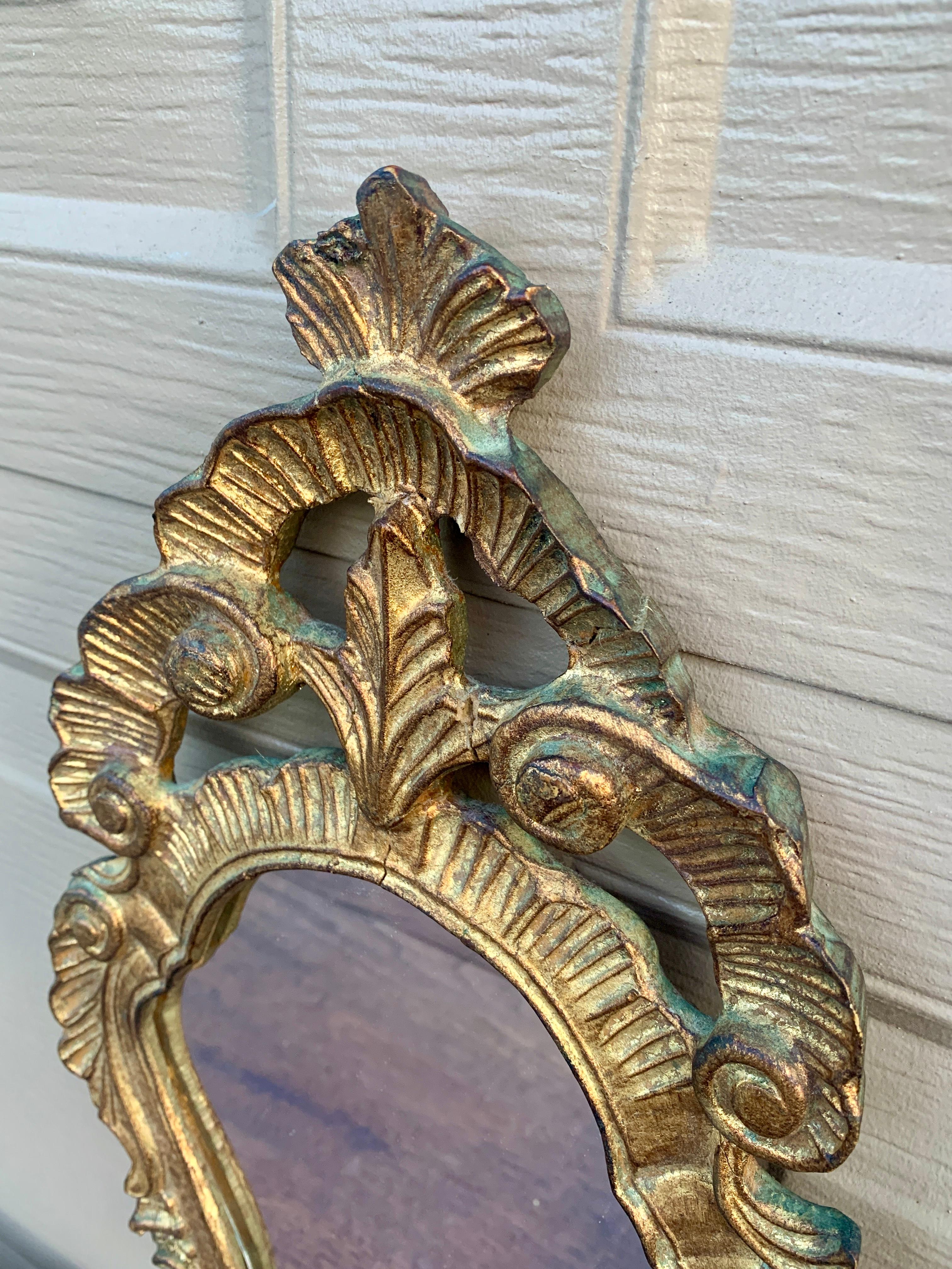 Milieu du XXe siècle Miroir italien rococo baroque en bois doré en vente