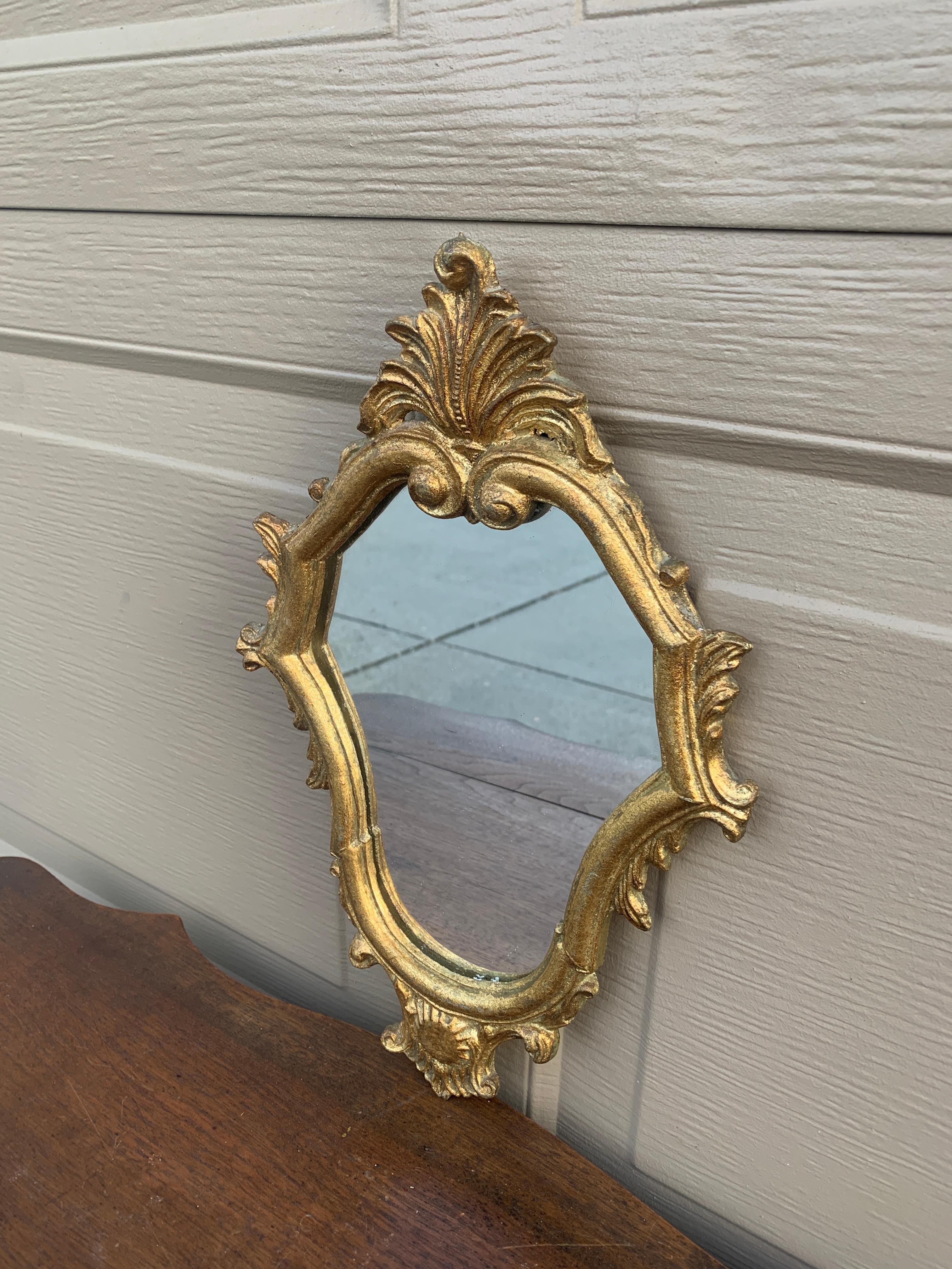 Uno splendido specchio con cornice in legno dorato in stile Rococò Barocco

Italia, metà del XX secolo

Misure: 9,25