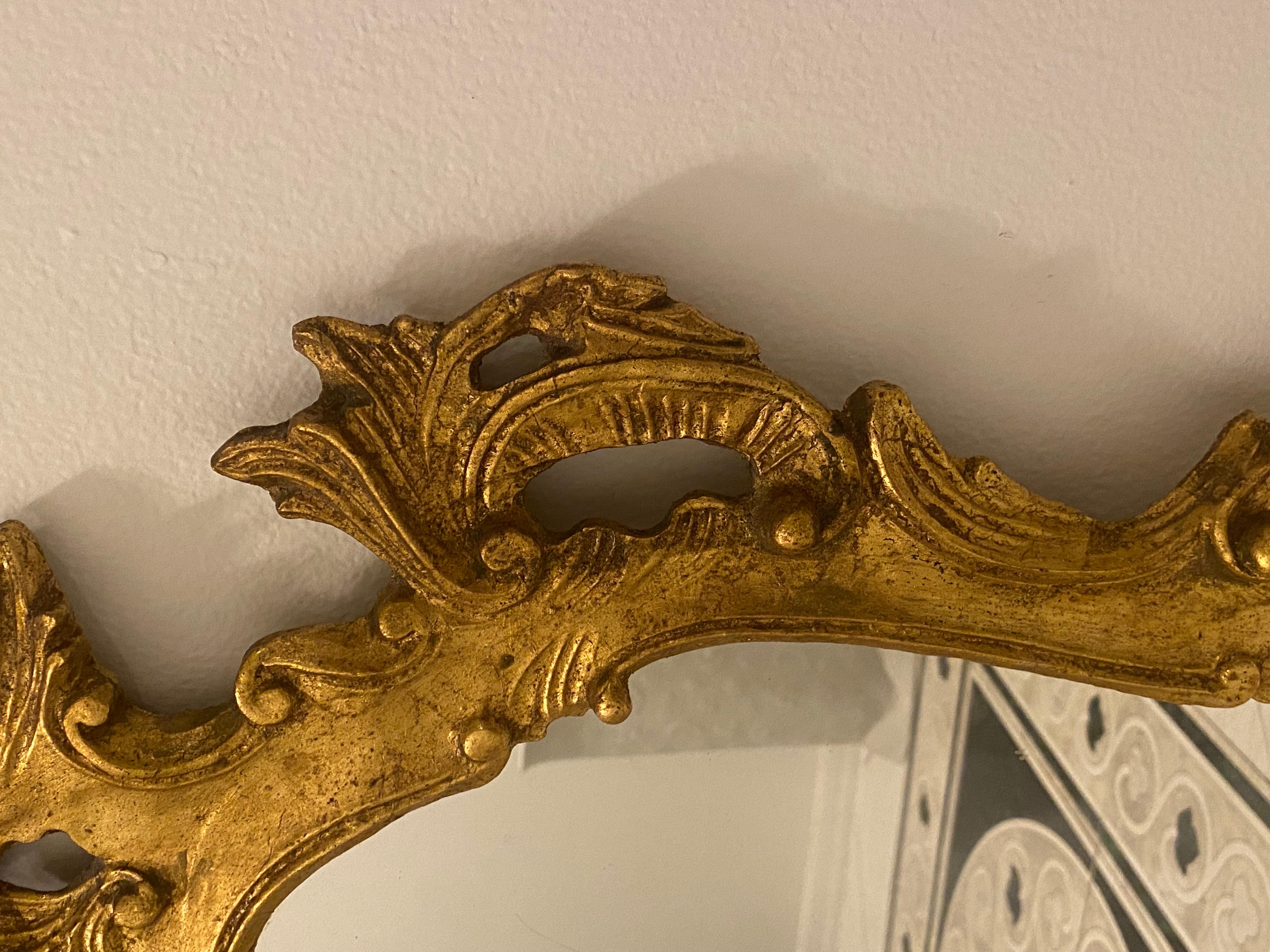 20ième siècle Miroir italien de style baroque rococo en bois doré en vente
