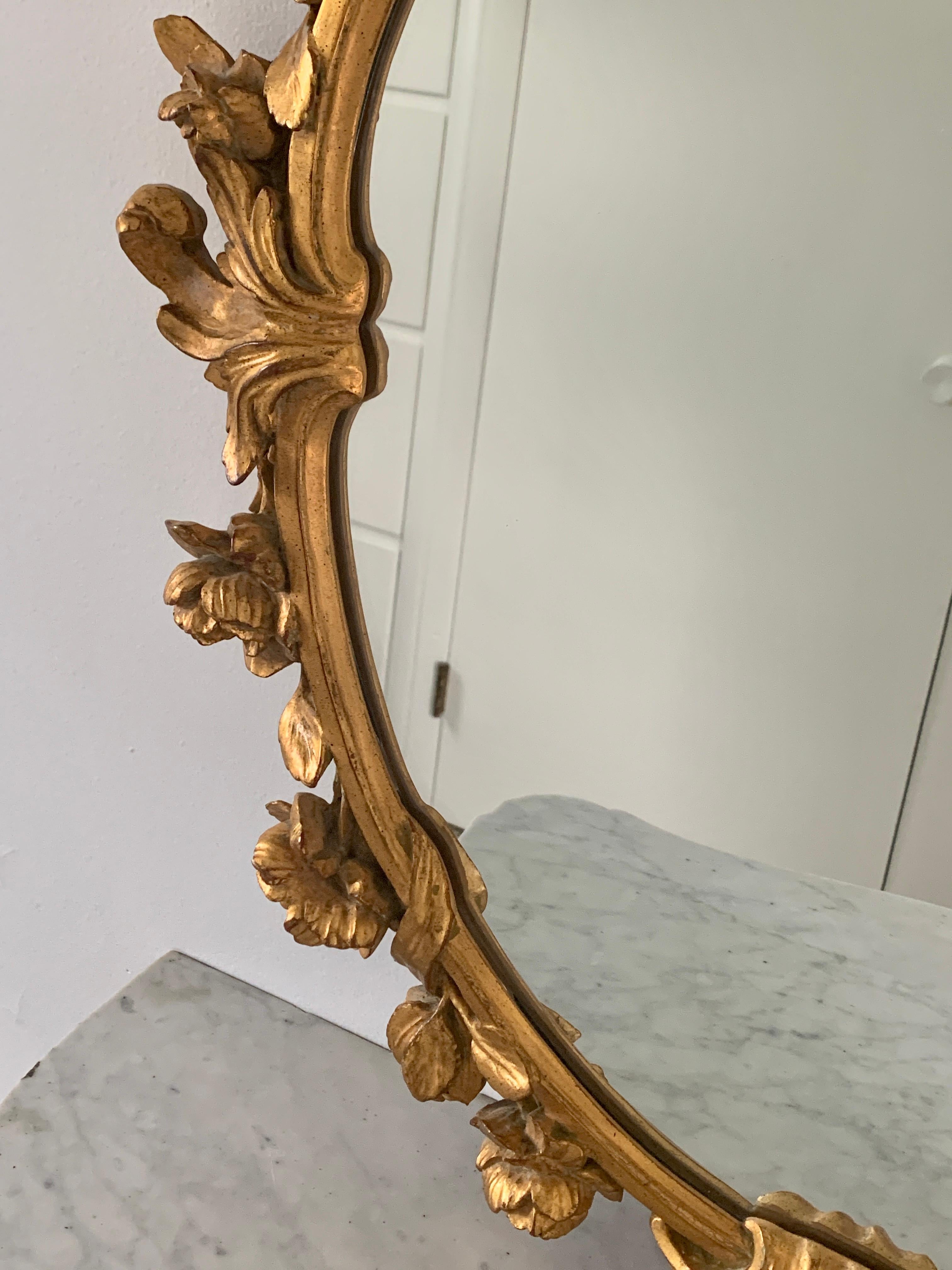 Italian Rococo Carved Giltwood Round Mirror 3