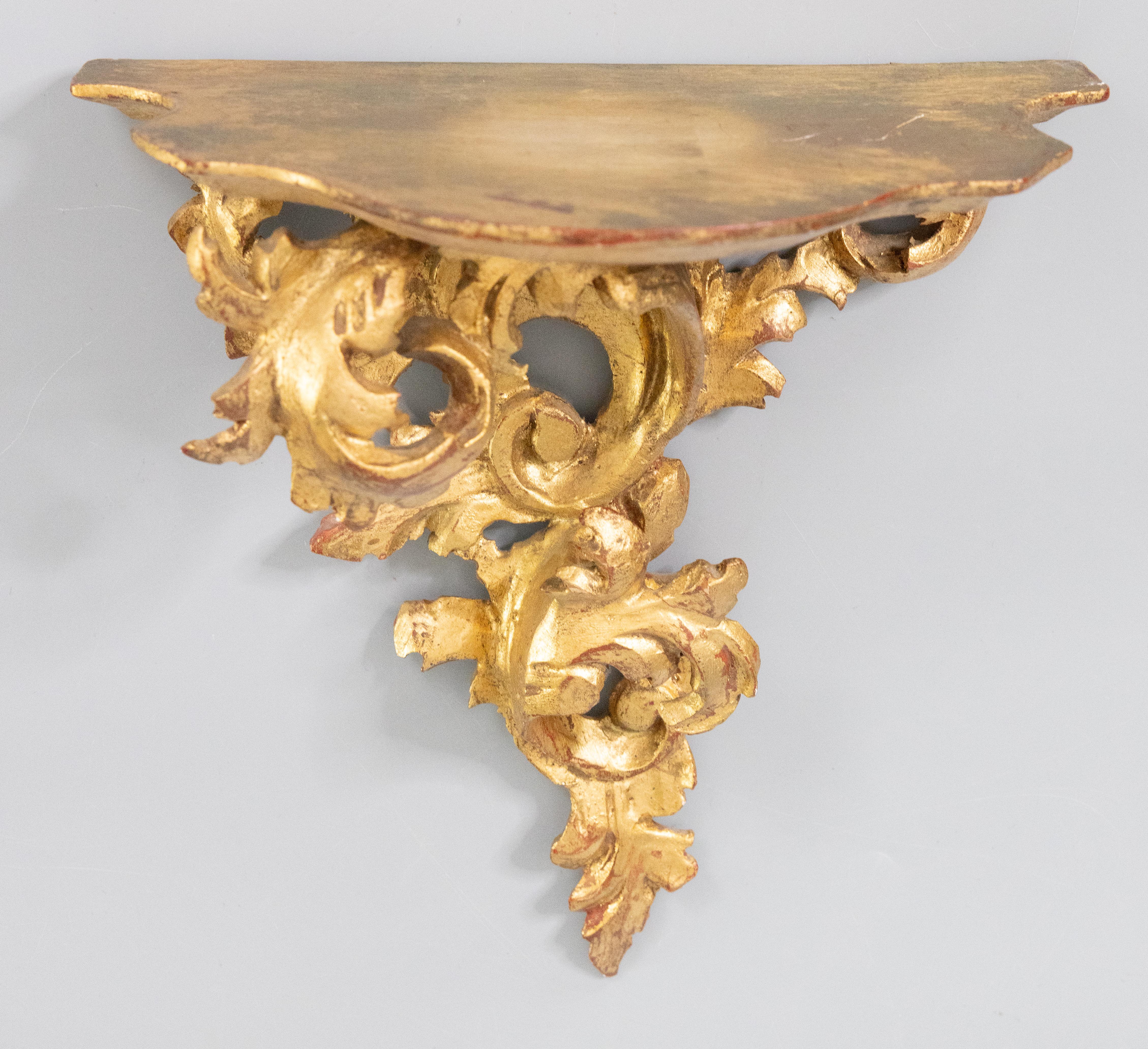 Ein wunderschönes Wandregal aus vergoldetem Holz im italienischen Rokoko-Stil mit einem handgeschnitzten Akanthusblatt-Design in einer schönen vergoldeten Patina. Auf der Rückseite mit 