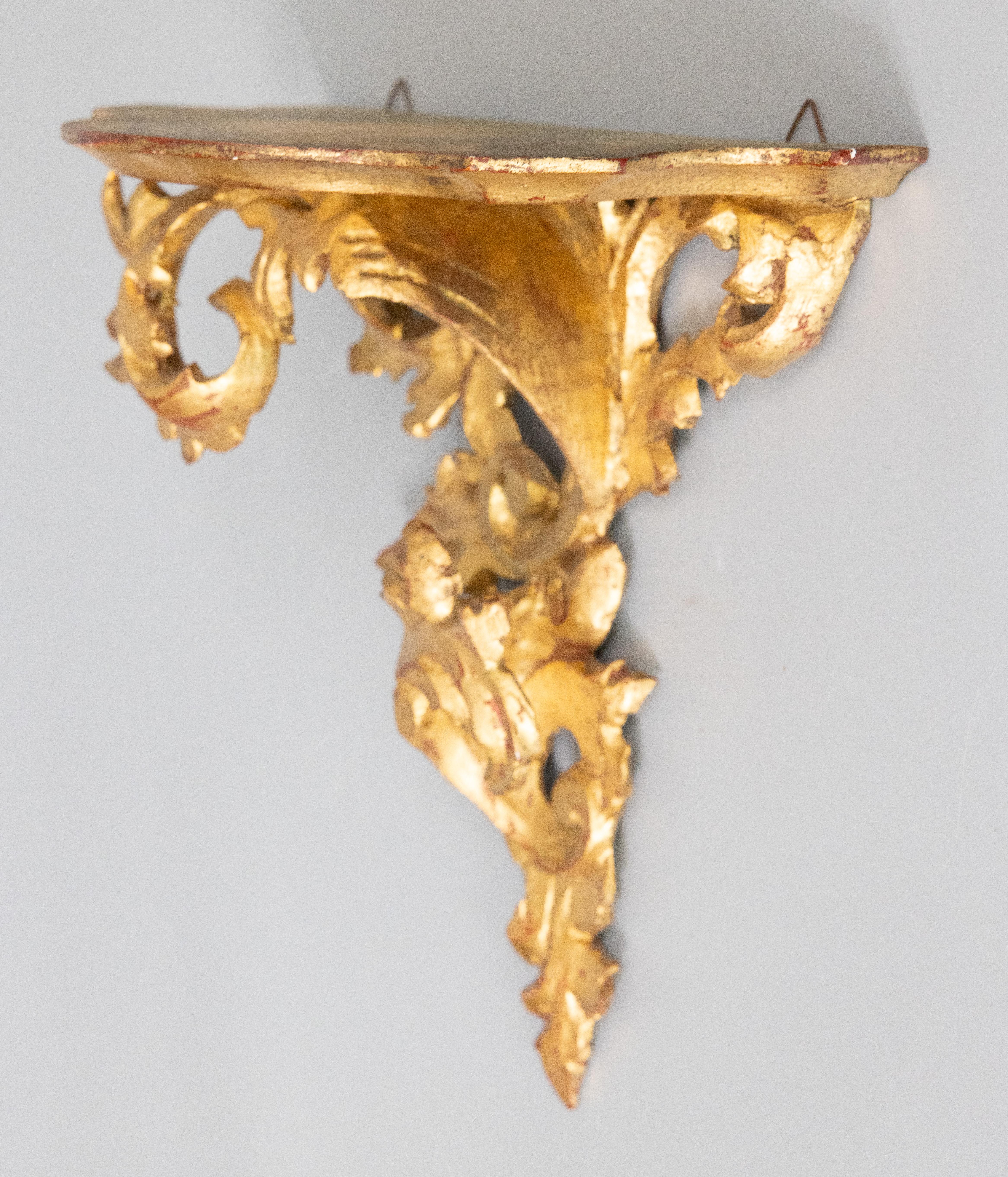 Italienisches Wandregal aus geschnitztem Giltwood im Rokokostil, um 1950 (Handgeschnitzt) im Angebot