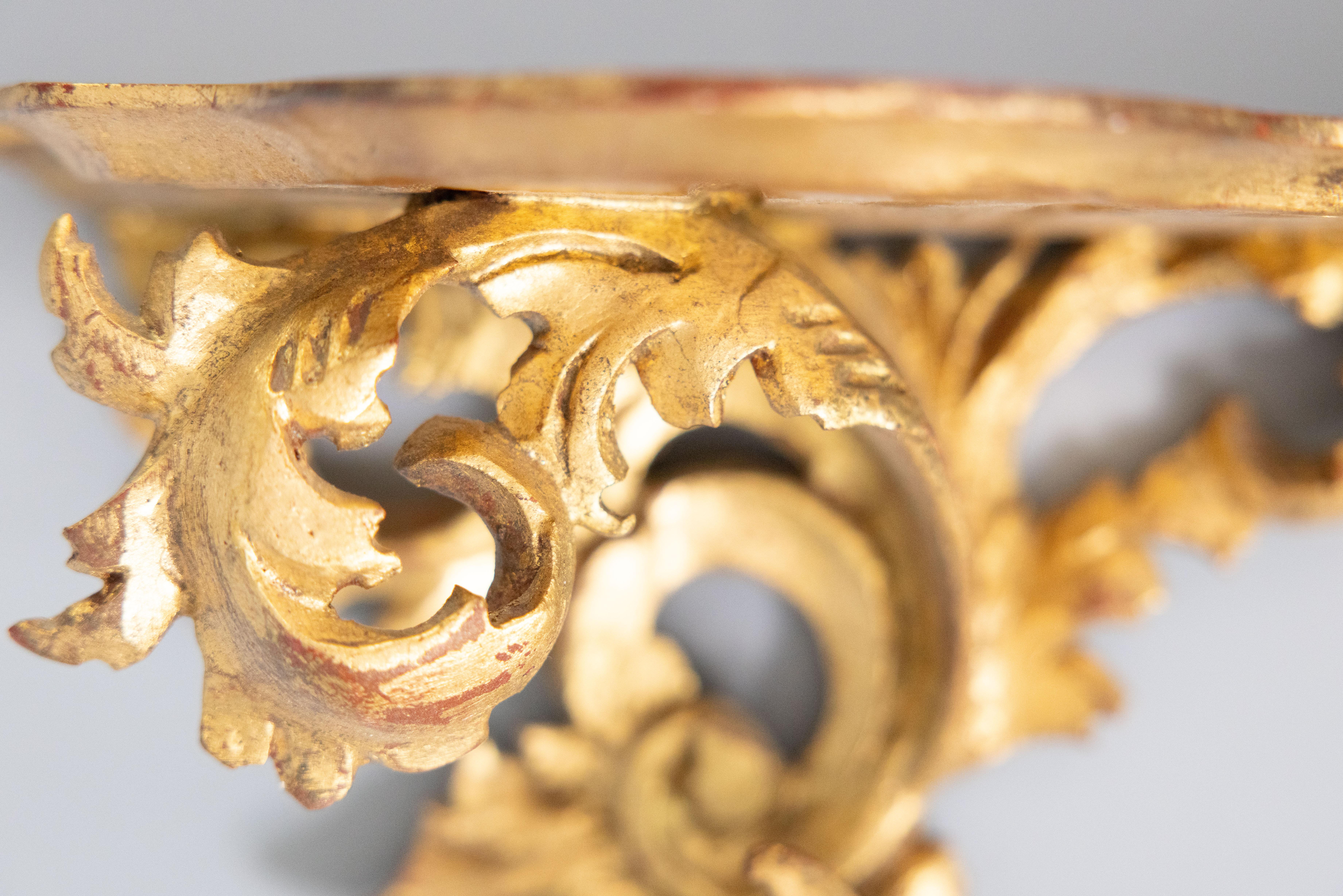 Italienisches Wandregal aus geschnitztem Giltwood im Rokokostil, um 1950 im Zustand „Gut“ im Angebot in Pearland, TX