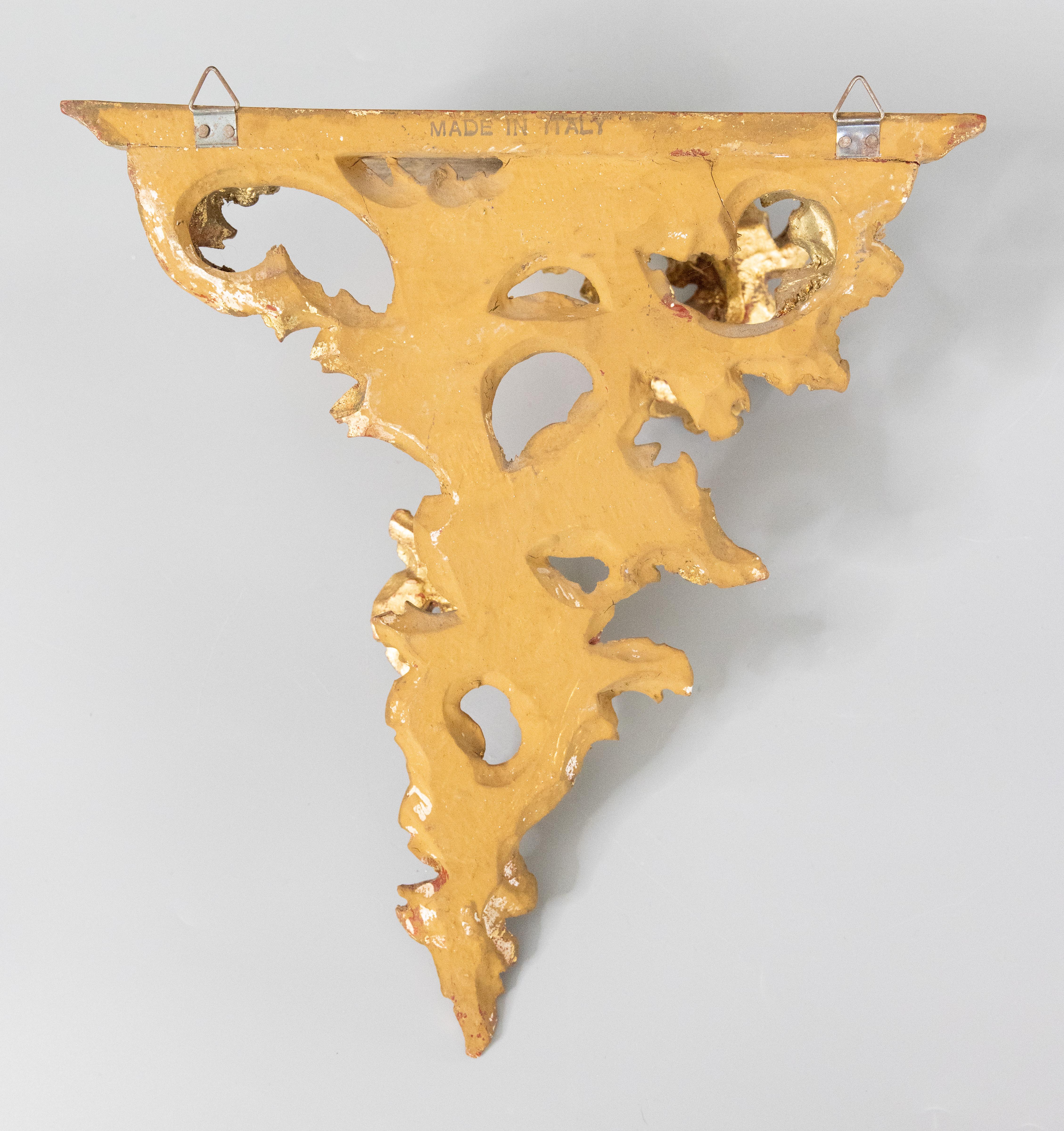 Italienisches Wandregal aus geschnitztem Giltwood im Rokokostil, um 1950 im Angebot 1