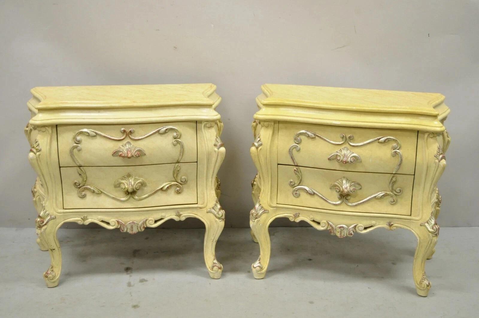Comodini a 2 cassetti a forma di bombe in stile rococò italiano vintage - una coppia. L'articolo è caratterizzato da una finitura anticata, dettagli ben intagliati, 2 cassetti, artigianato italiano di qualità. Circa metà del XX secolo. Misure: 24