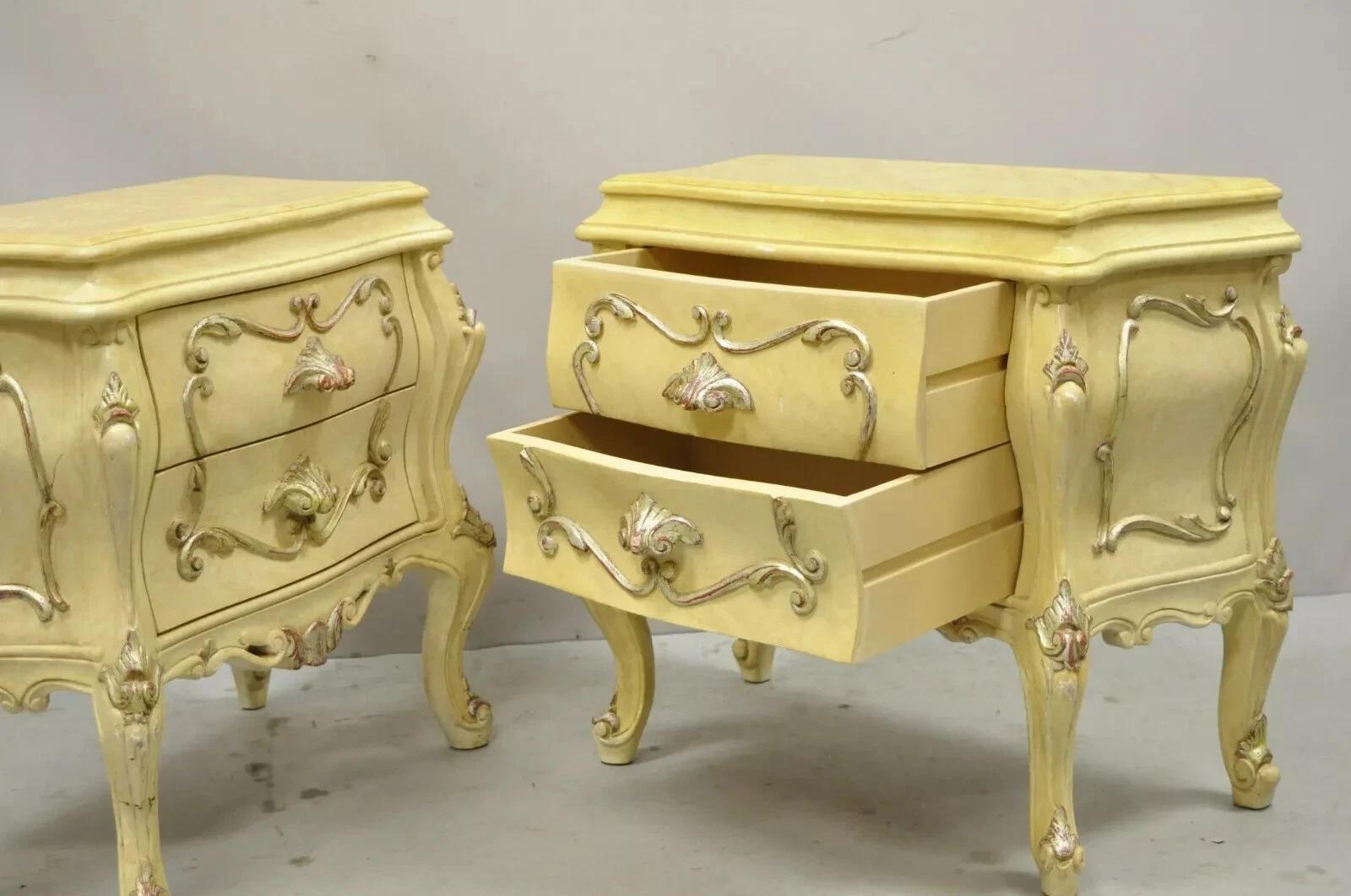 Rococò Comodino rococò italiano a 2 cassetti in lacca crema Bombe - una coppia in vendita