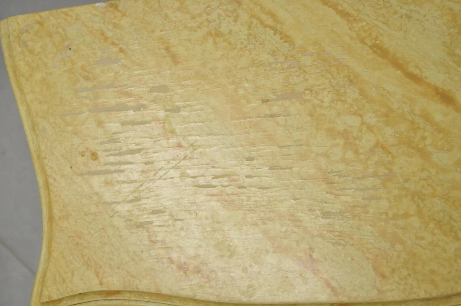 Legno Comodino rococò italiano a 2 cassetti in lacca crema Bombe - una coppia in vendita