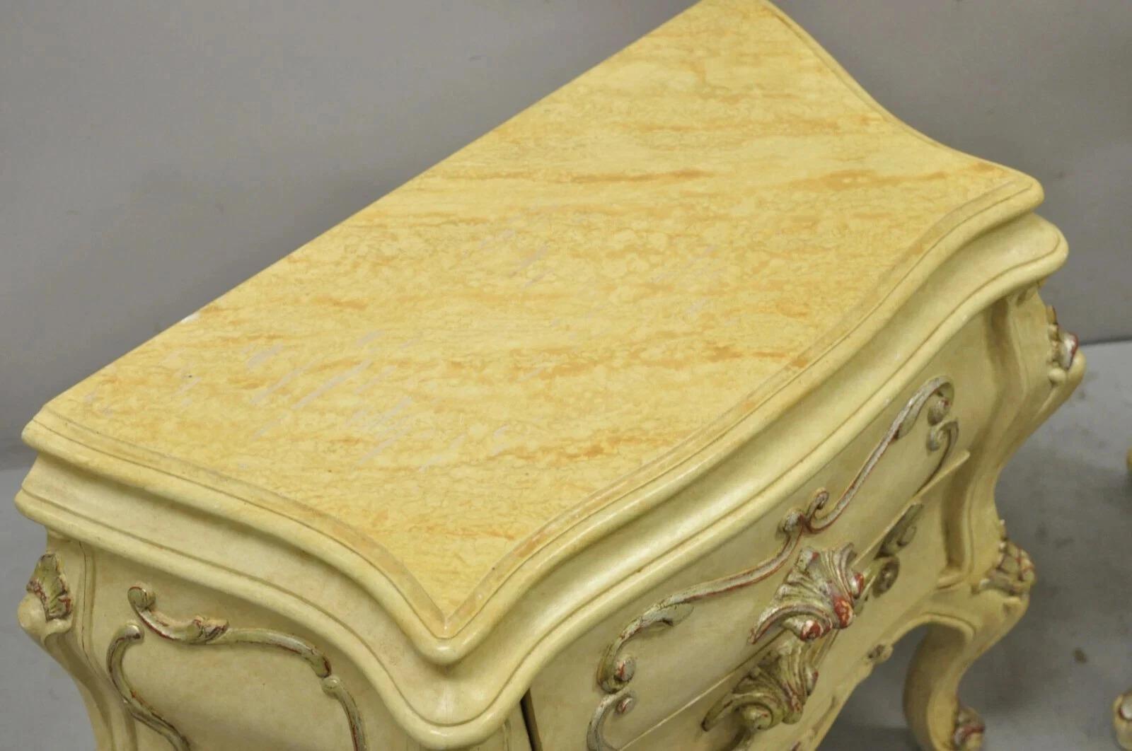 Comodino rococò italiano a 2 cassetti in lacca crema Bombe - una coppia in vendita 2