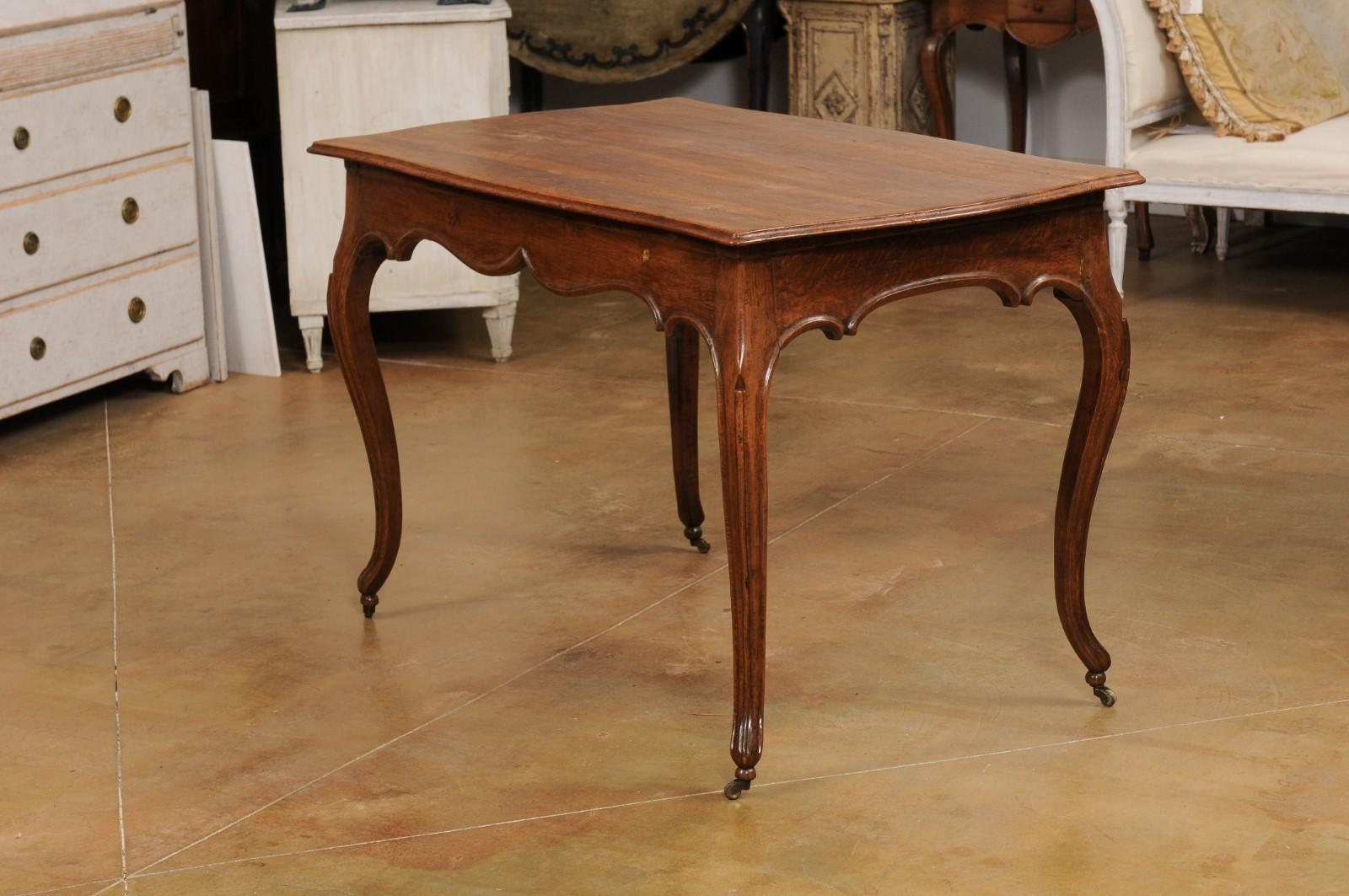 Table en chêne italienne rococo du début du 19e siècle avec tablier sculpté et pieds cabrioles en vente 3