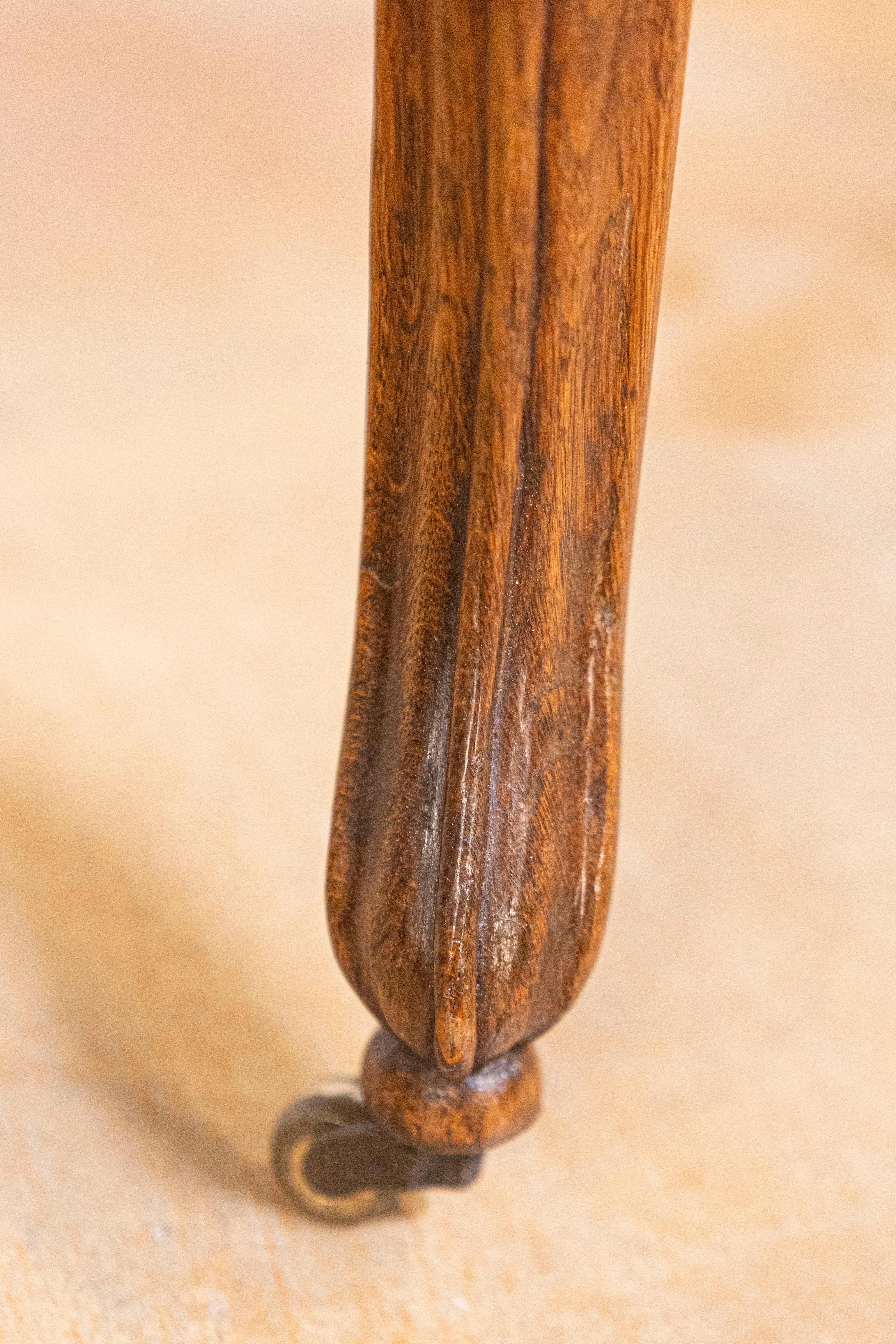Tavolo rococò italiano dell'inizio del XIX secolo in Oak con grembiule intagliato e gambe cabriole in vendita 3