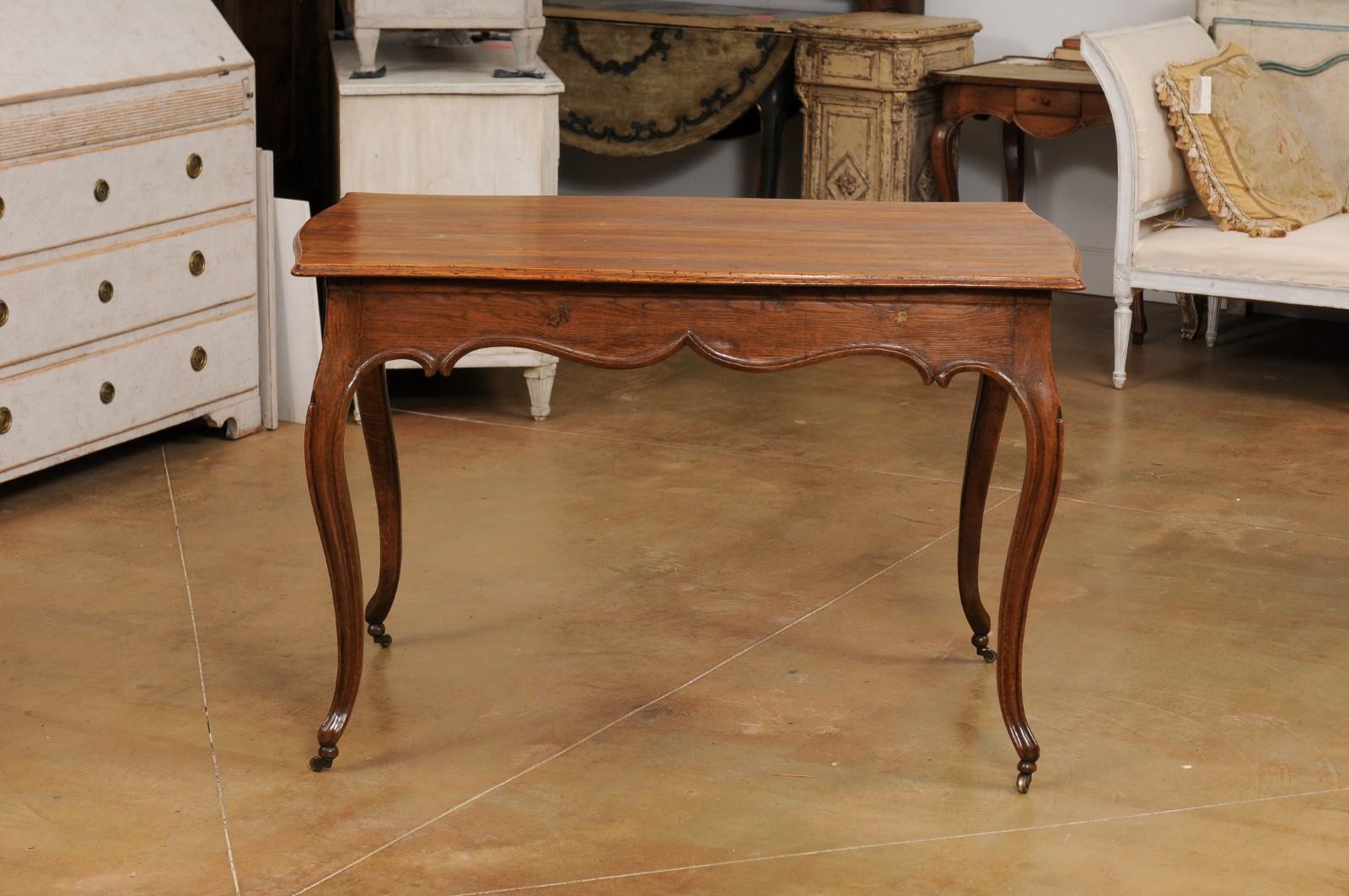 Table en chêne italienne rococo du début du 19e siècle avec tablier sculpté et pieds cabrioles en vente 4