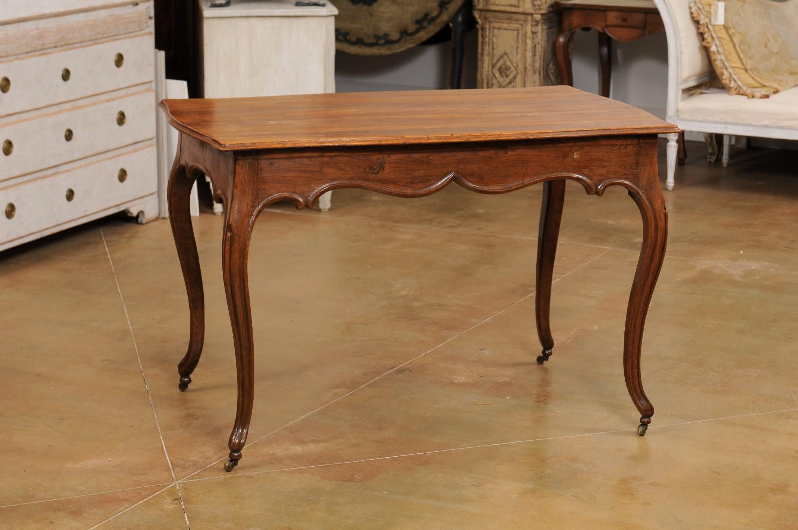 Rococo Table en chêne italienne rococo du début du 19e siècle avec tablier sculpté et pieds cabrioles en vente