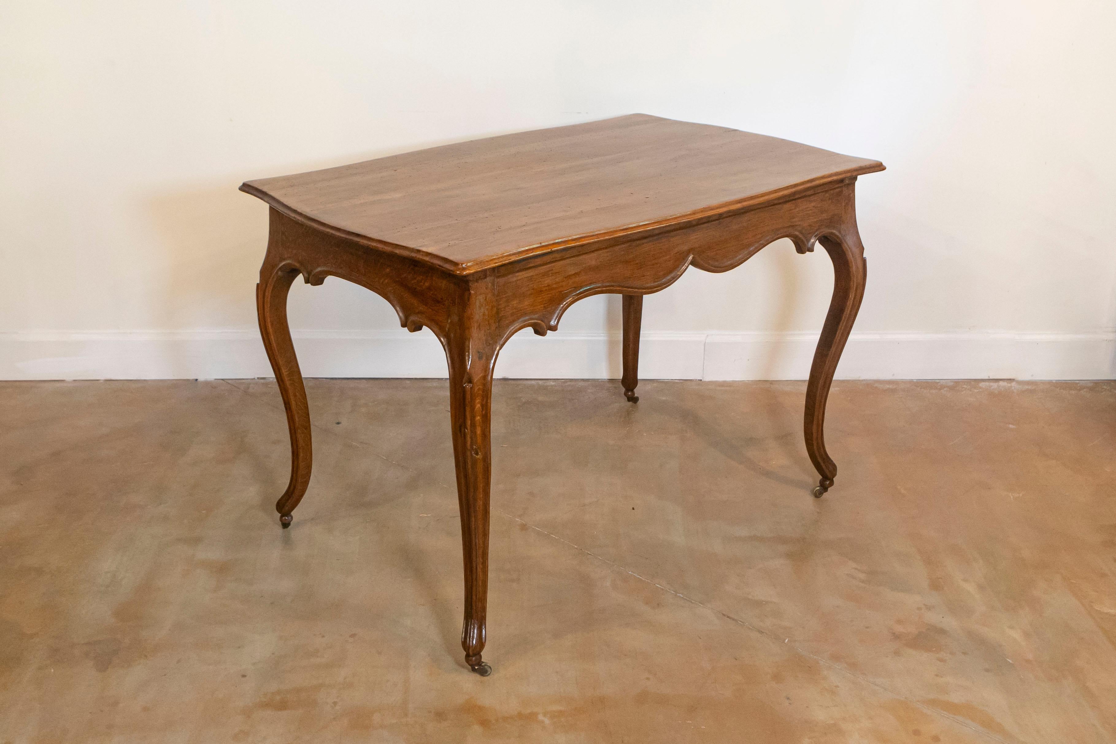 Rococò Tavolo rococò italiano dell'inizio del XIX secolo in Oak con grembiule intagliato e gambe cabriole in vendita