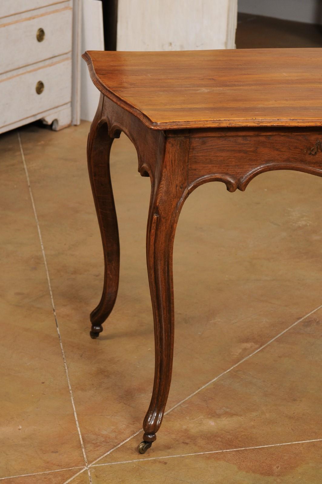 Sculpté Table en chêne italienne rococo du début du 19e siècle avec tablier sculpté et pieds cabrioles en vente