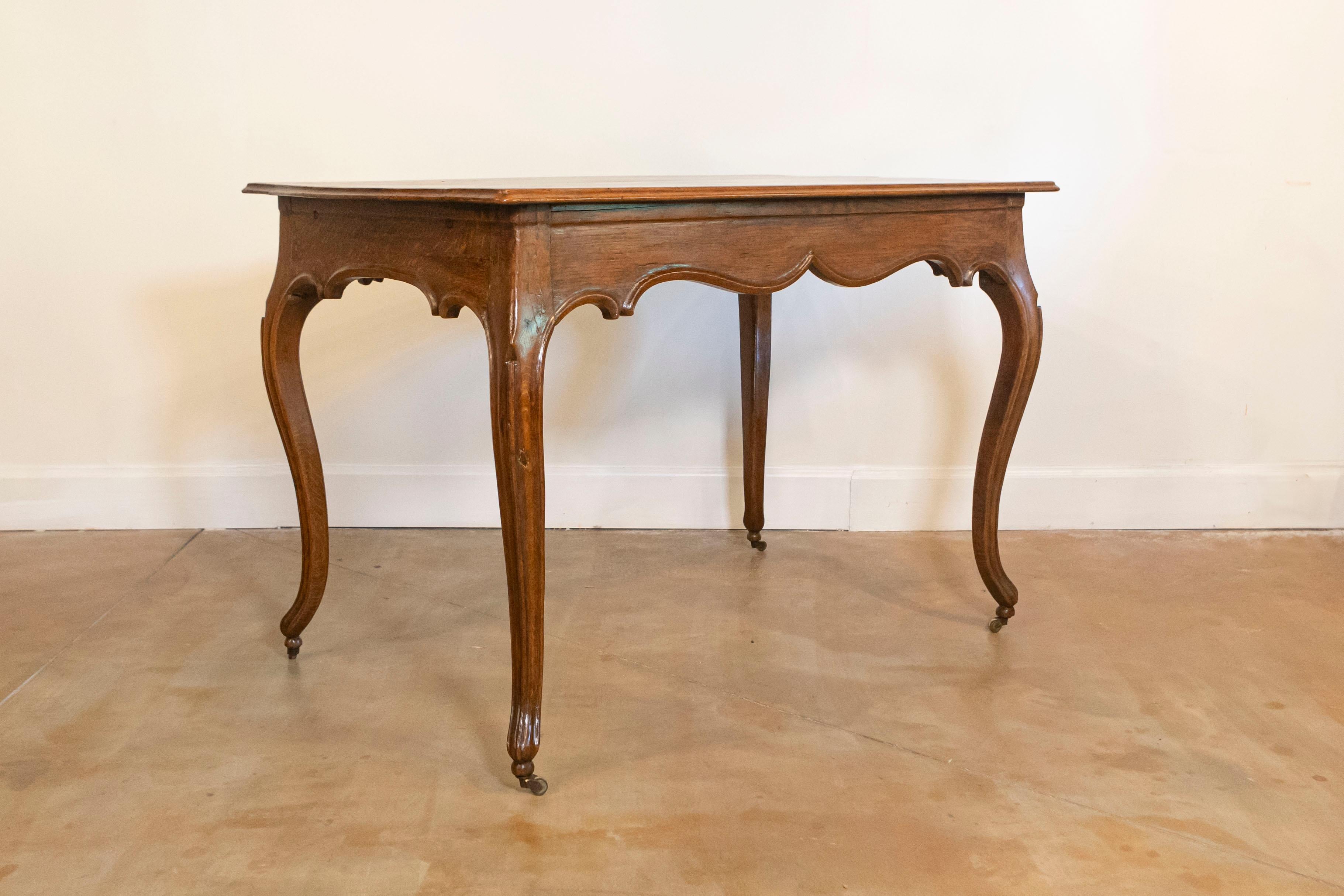Italiano Tavolo rococò italiano dell'inizio del XIX secolo in Oak con grembiule intagliato e gambe cabriole in vendita