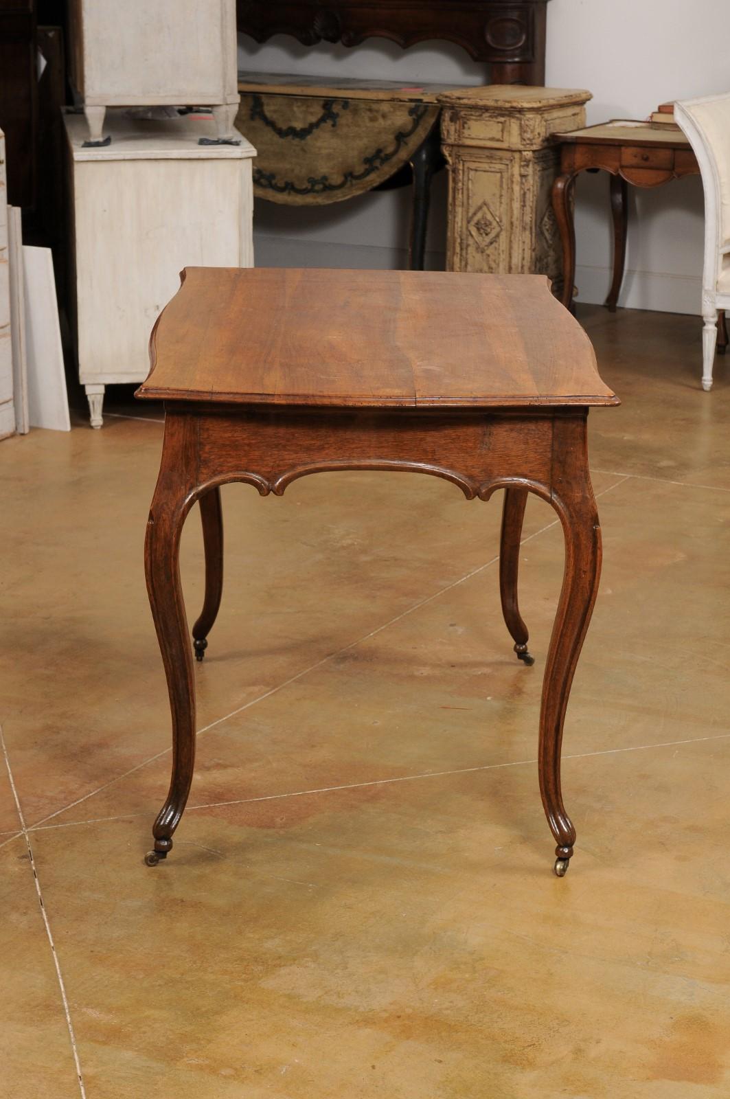Italian Rococo Early 19th Century Oak Table with Carved Apron and Cabriole Legs For Sale 1