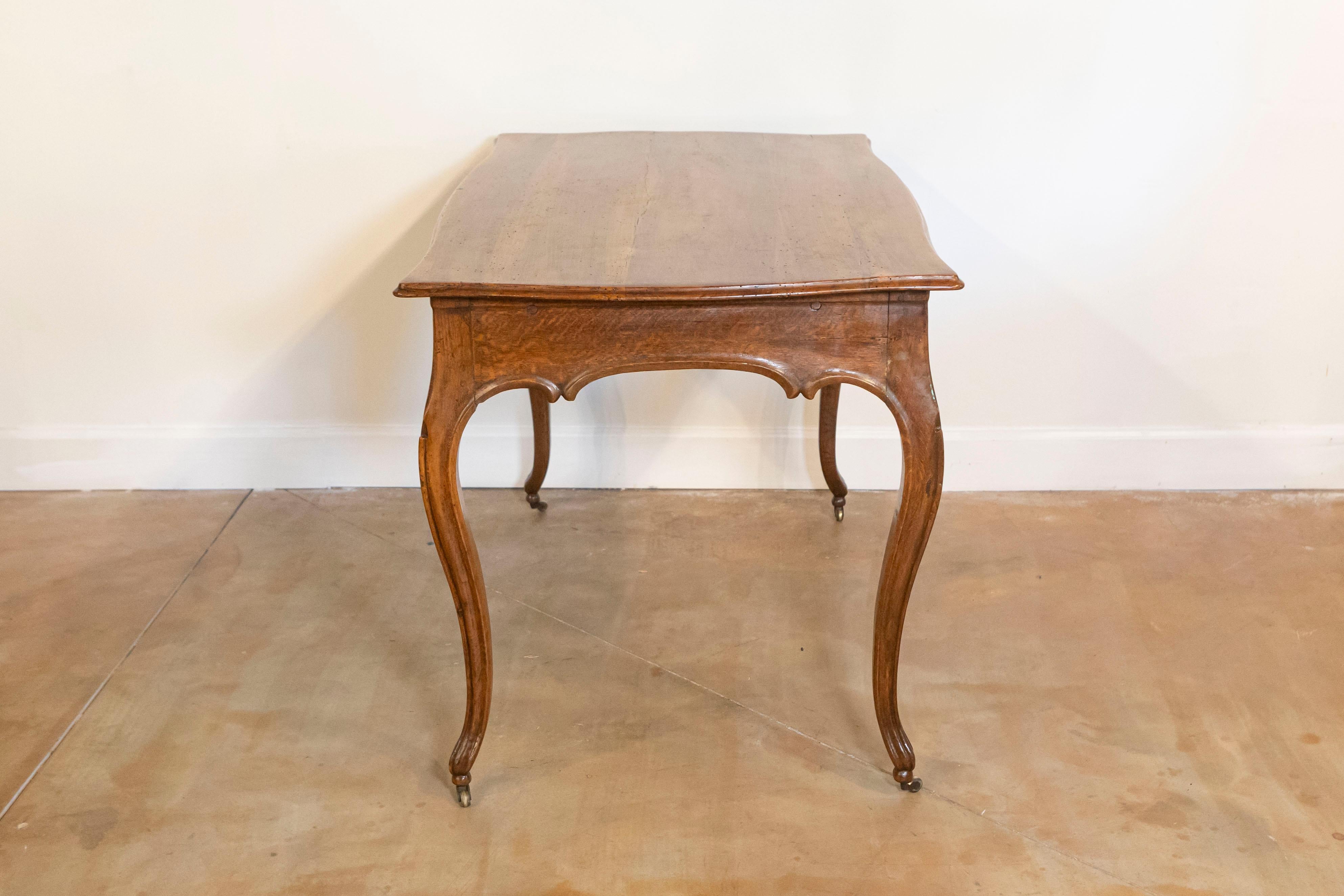 Intagliato Tavolo rococò italiano dell'inizio del XIX secolo in Oak con grembiule intagliato e gambe cabriole in vendita