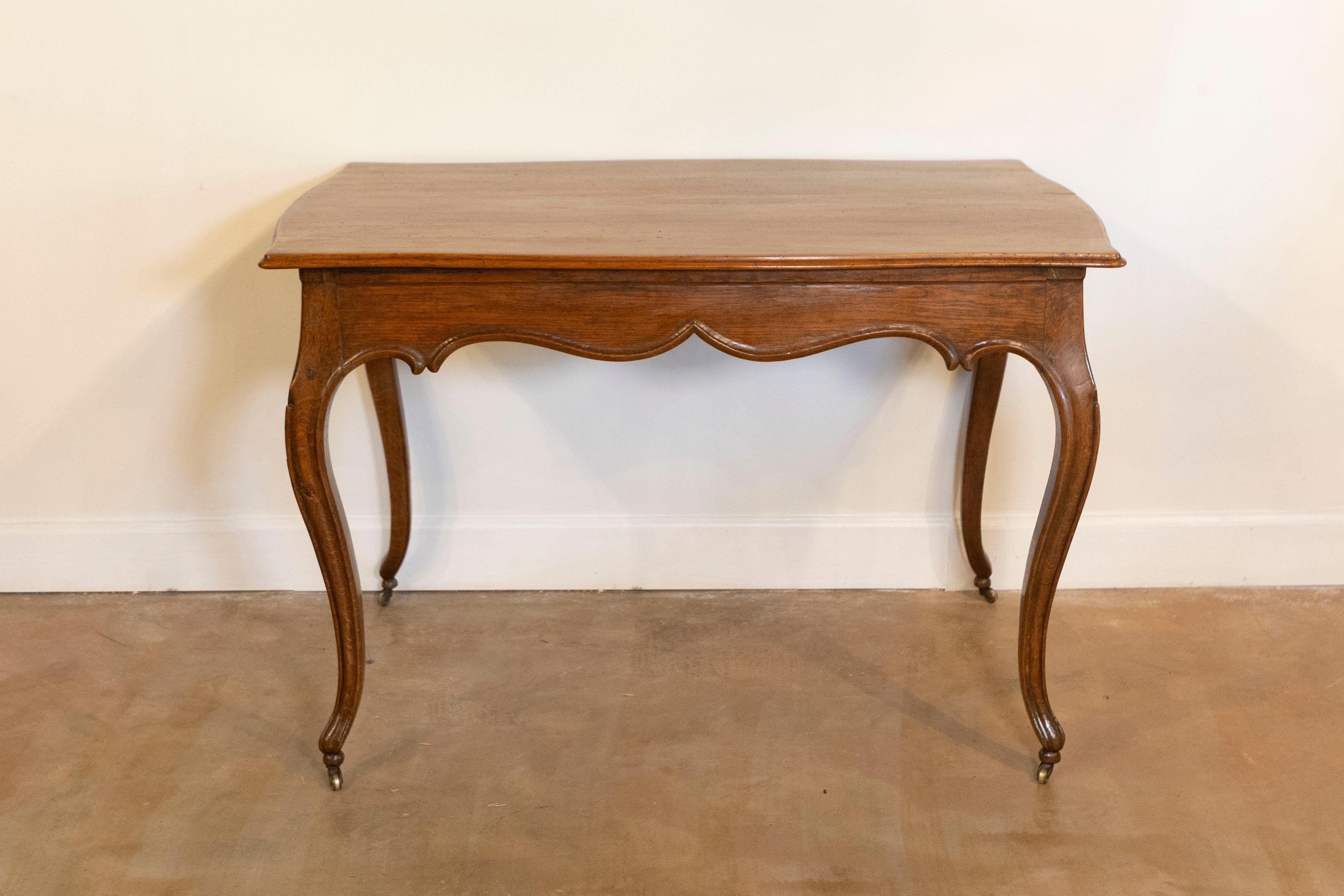 Tavolo rococò italiano dell'inizio del XIX secolo in Oak con grembiule intagliato e gambe cabriole In condizioni buone in vendita a Atlanta, GA