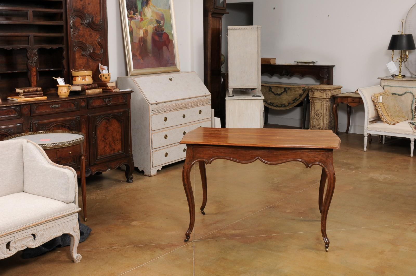 Noyer Table en chêne italienne rococo du début du 19e siècle avec tablier sculpté et pieds cabrioles en vente