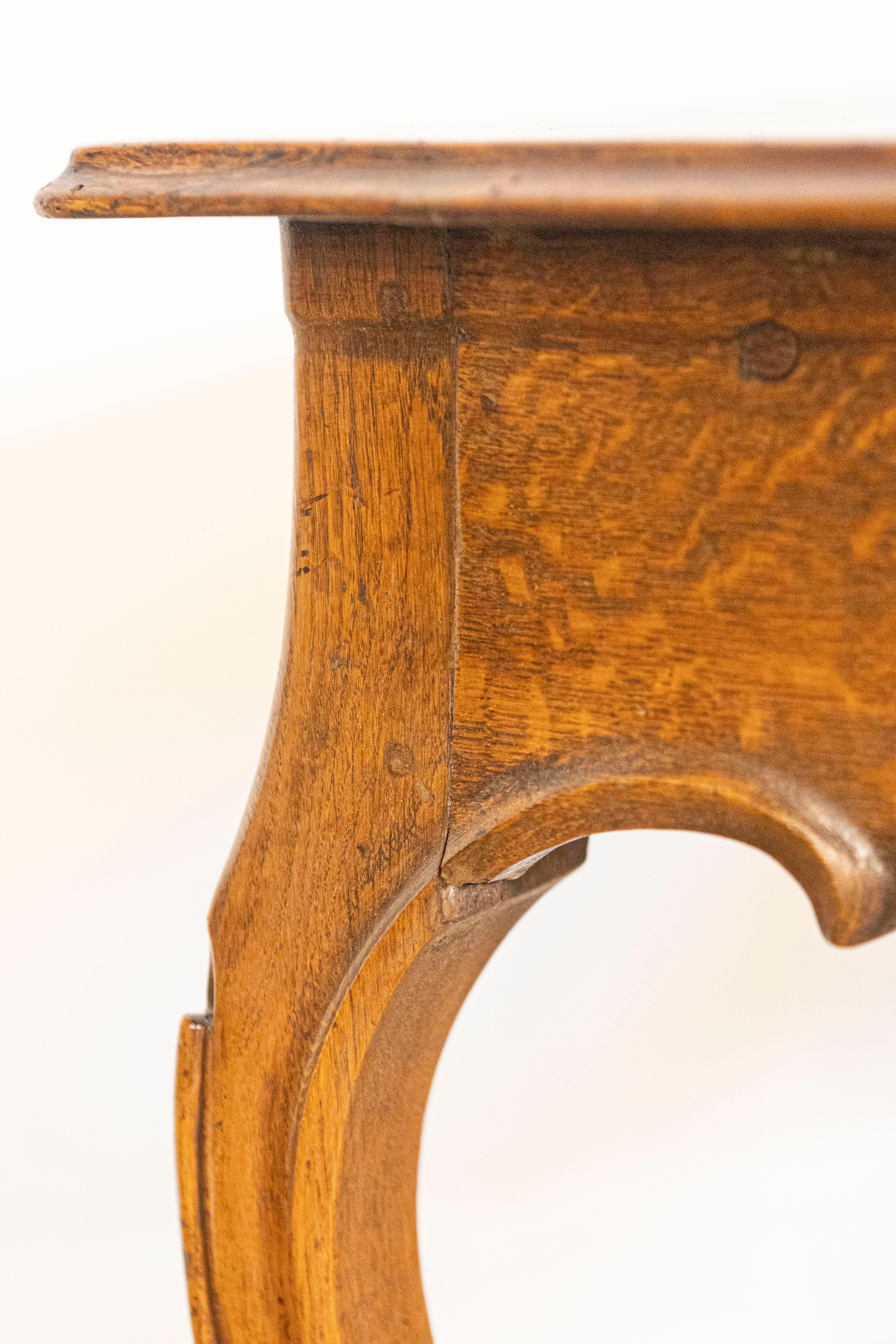 Ottone Tavolo rococò italiano dell'inizio del XIX secolo in Oak con grembiule intagliato e gambe cabriole in vendita