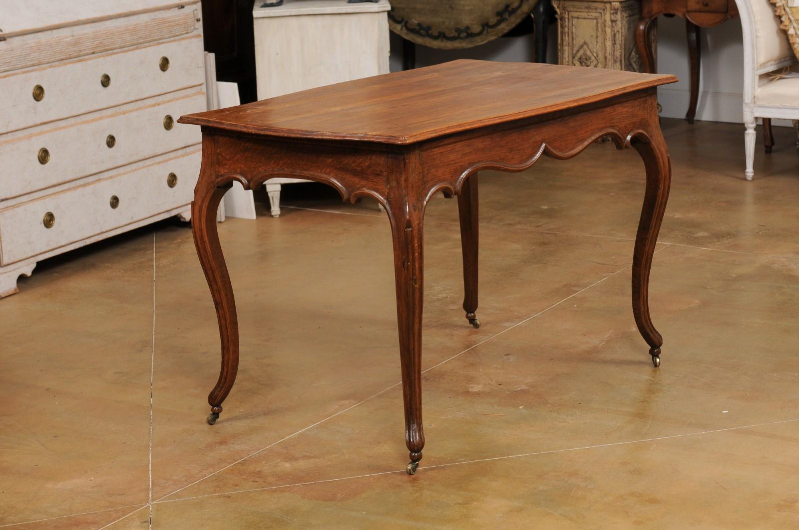 Table en chêne italienne rococo du début du 19e siècle avec tablier sculpté et pieds cabrioles en vente 1