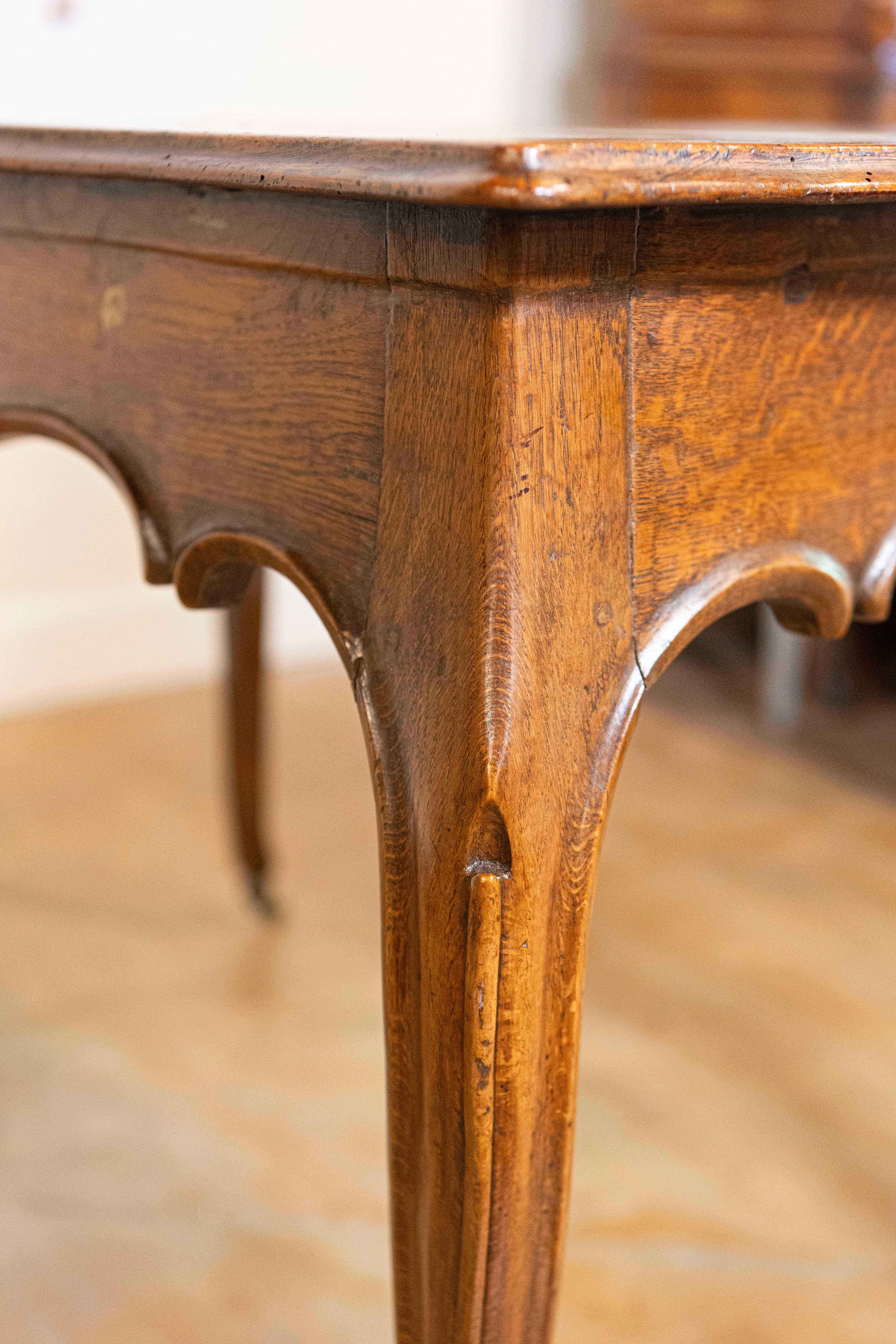 Tavolo rococò italiano dell'inizio del XIX secolo in Oak con grembiule intagliato e gambe cabriole in vendita 1