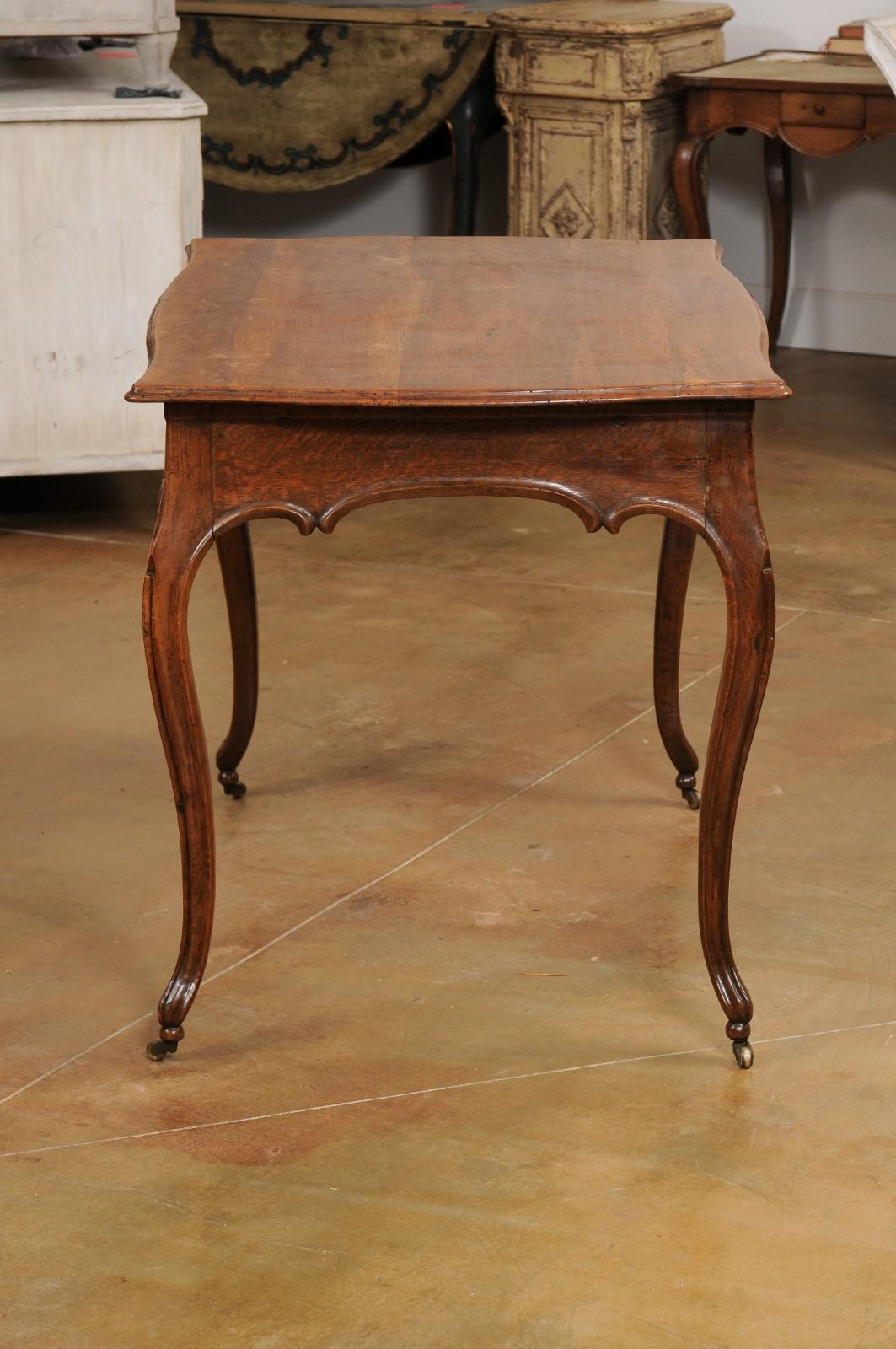 Table en chêne italienne rococo du début du 19e siècle avec tablier sculpté et pieds cabrioles en vente 2
