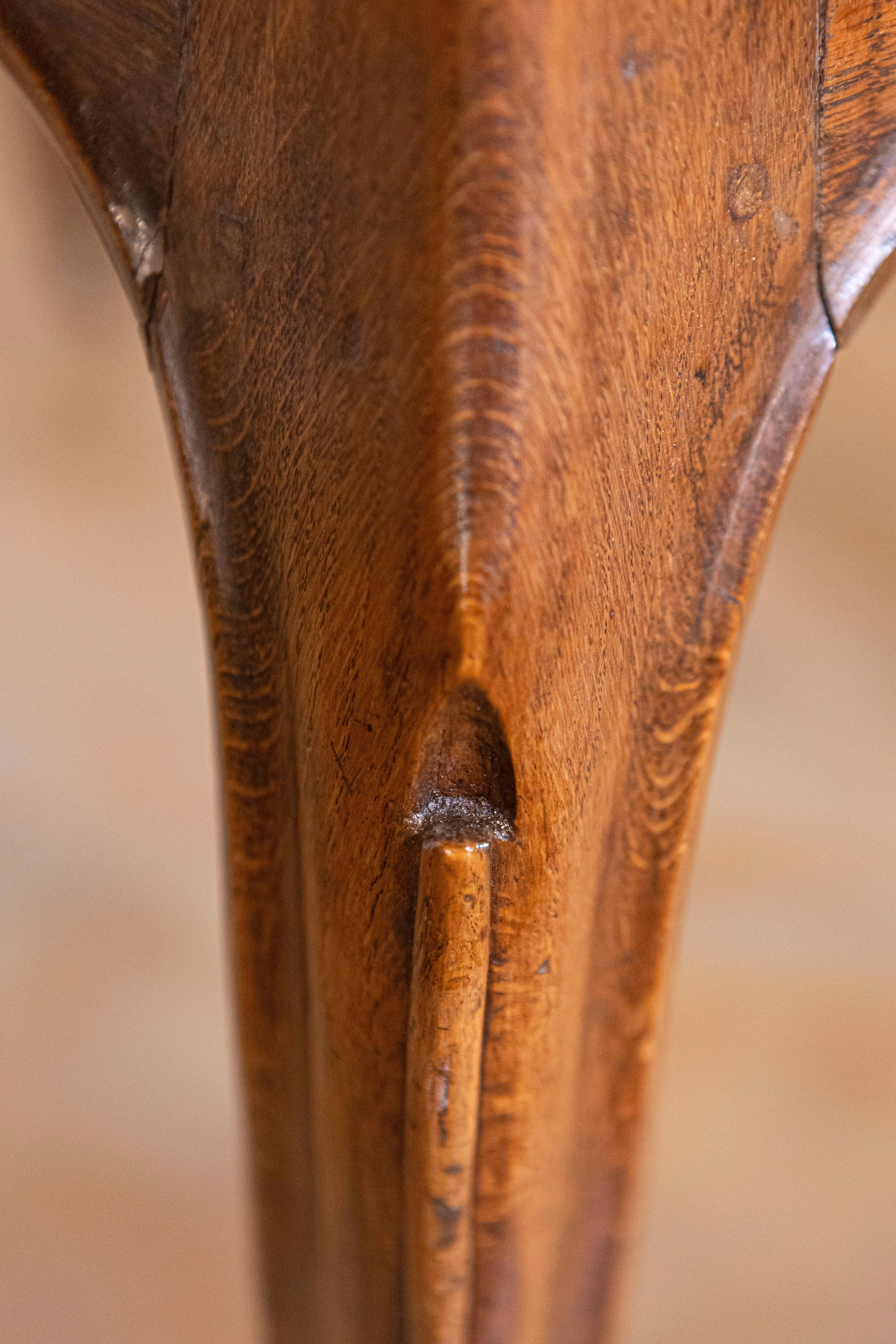 Tavolo rococò italiano dell'inizio del XIX secolo in Oak con grembiule intagliato e gambe cabriole in vendita 2