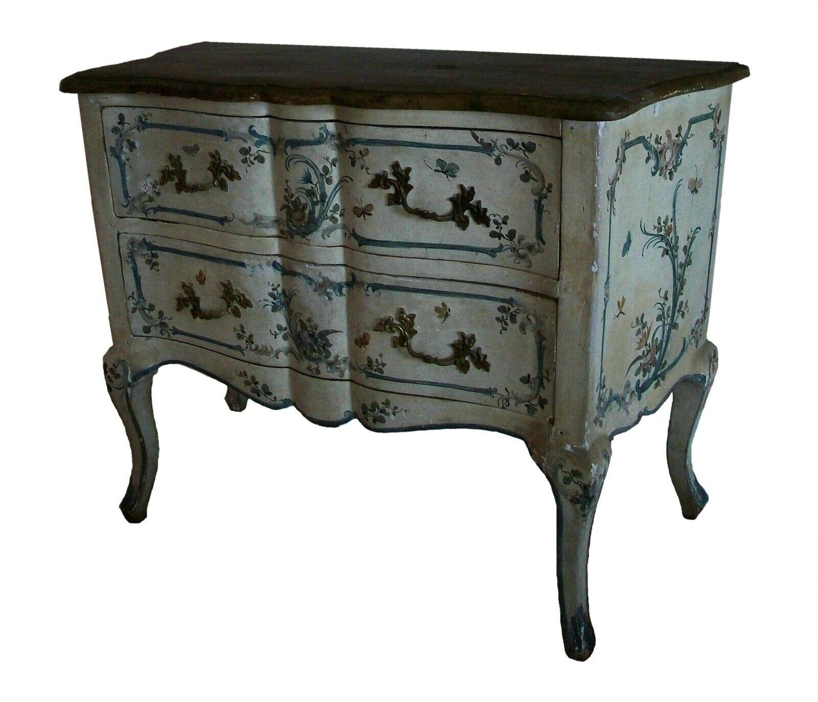 Antike italienische Rokoko-Kommode mit polychromer Bemalung und Kunstmarmorplatte - handbemalt in Creme und Blau mit Schriftrollen, Blumen und Schmetterlingen - Konstruktion aus massivem Kiefernholz mit gedübelten Verbindungen und Schubladenfronten