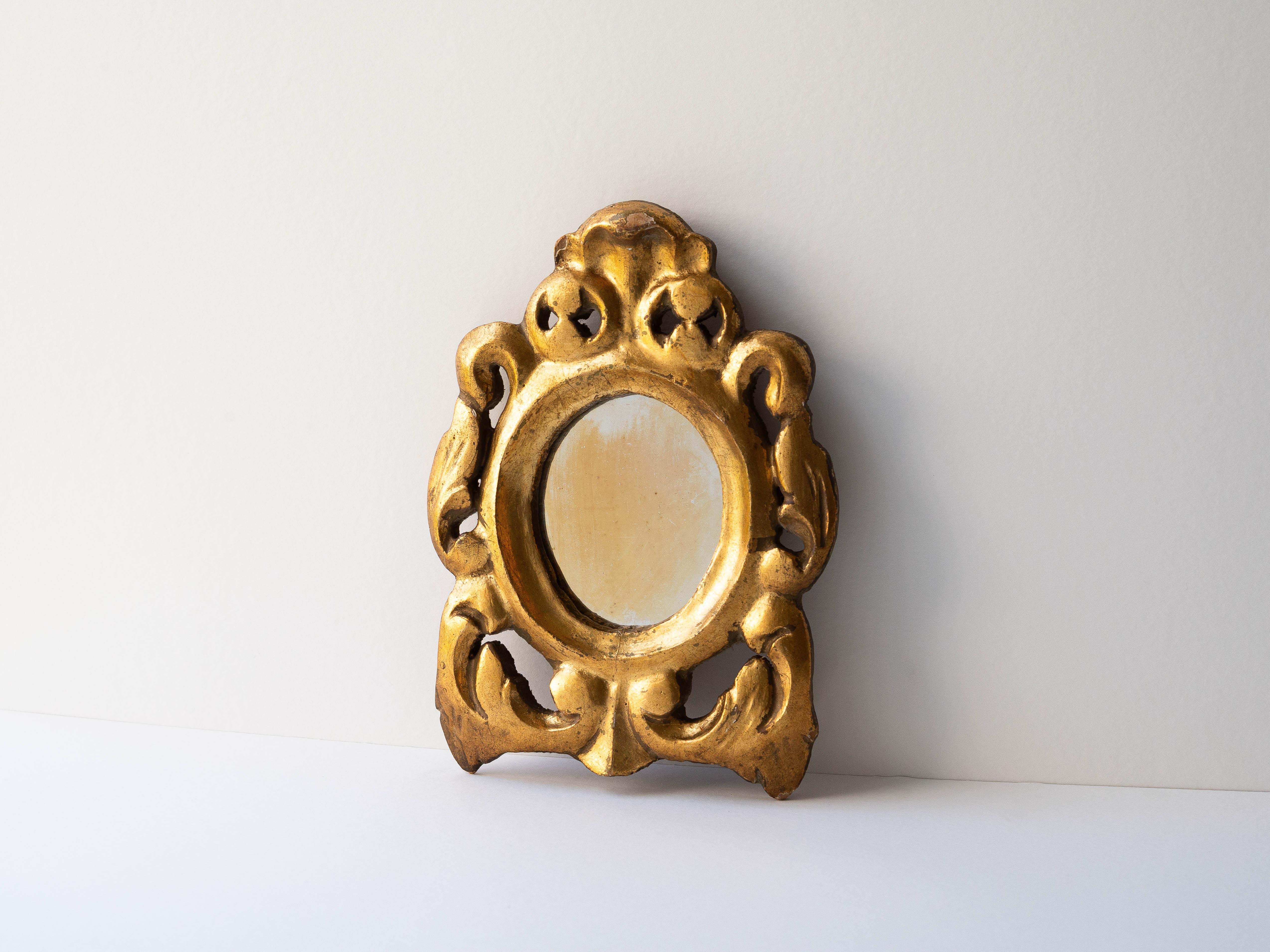 Italienischer vergoldeter Holzspiegel des 19. Jahrhunderts - Quecksilberglas, Italien

Sehr eleganter kleiner italienischer Barock/Rokoko-Spiegel aus vergoldetem Holz.

Der Schneckenrahmen ist aus Lindenholz geschnitzt und mit Blattgold