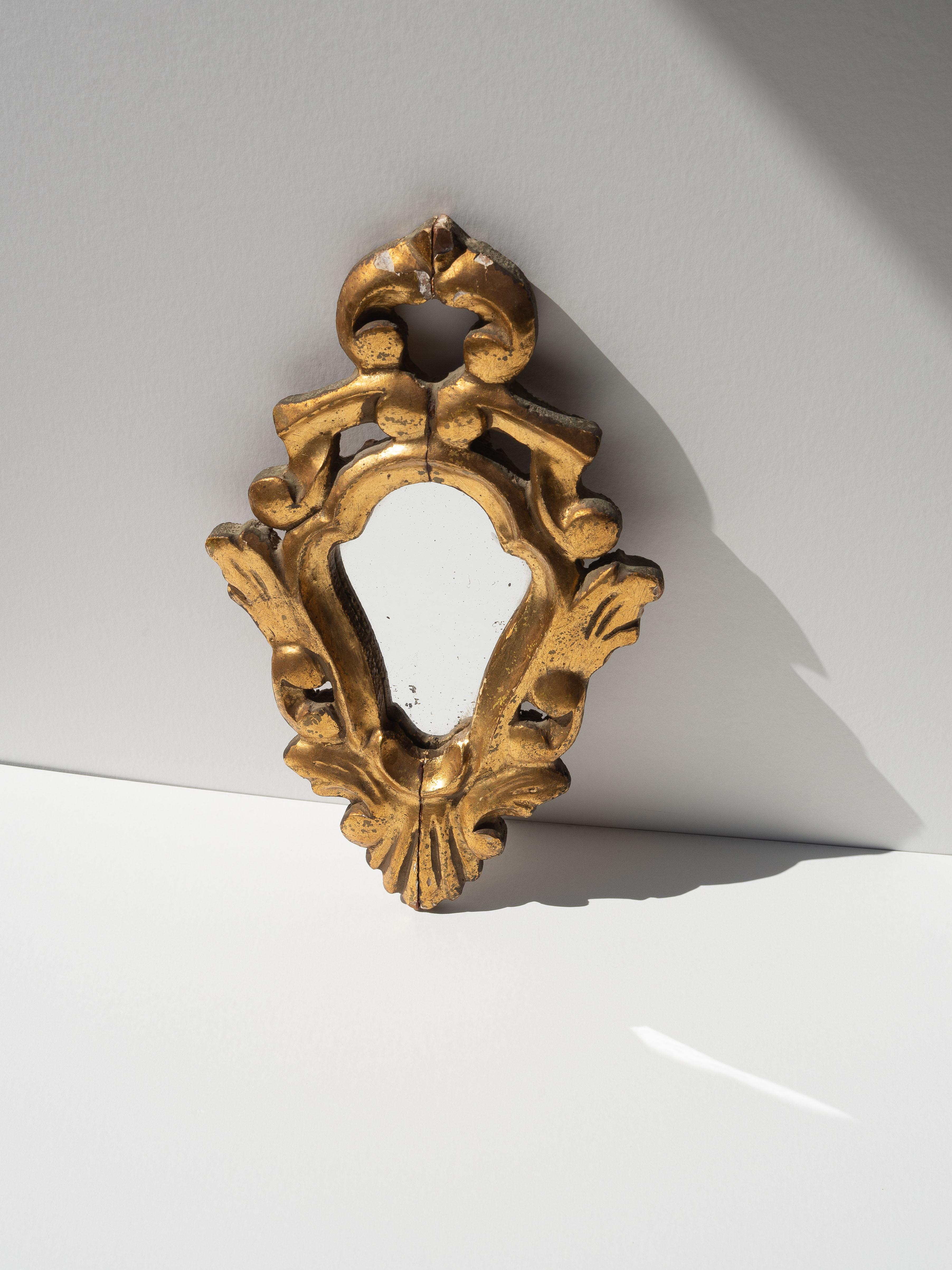 Italienischer vergoldeter Holzspiegel des 19. Jahrhunderts - Quecksilberglas, Italien

Sehr eleganter kleiner italienischer Barock/Rokoko-Spiegel aus vergoldetem Holz.

Der Schneckenrahmen ist aus Lindenholz geschnitzt und mit Blattgold