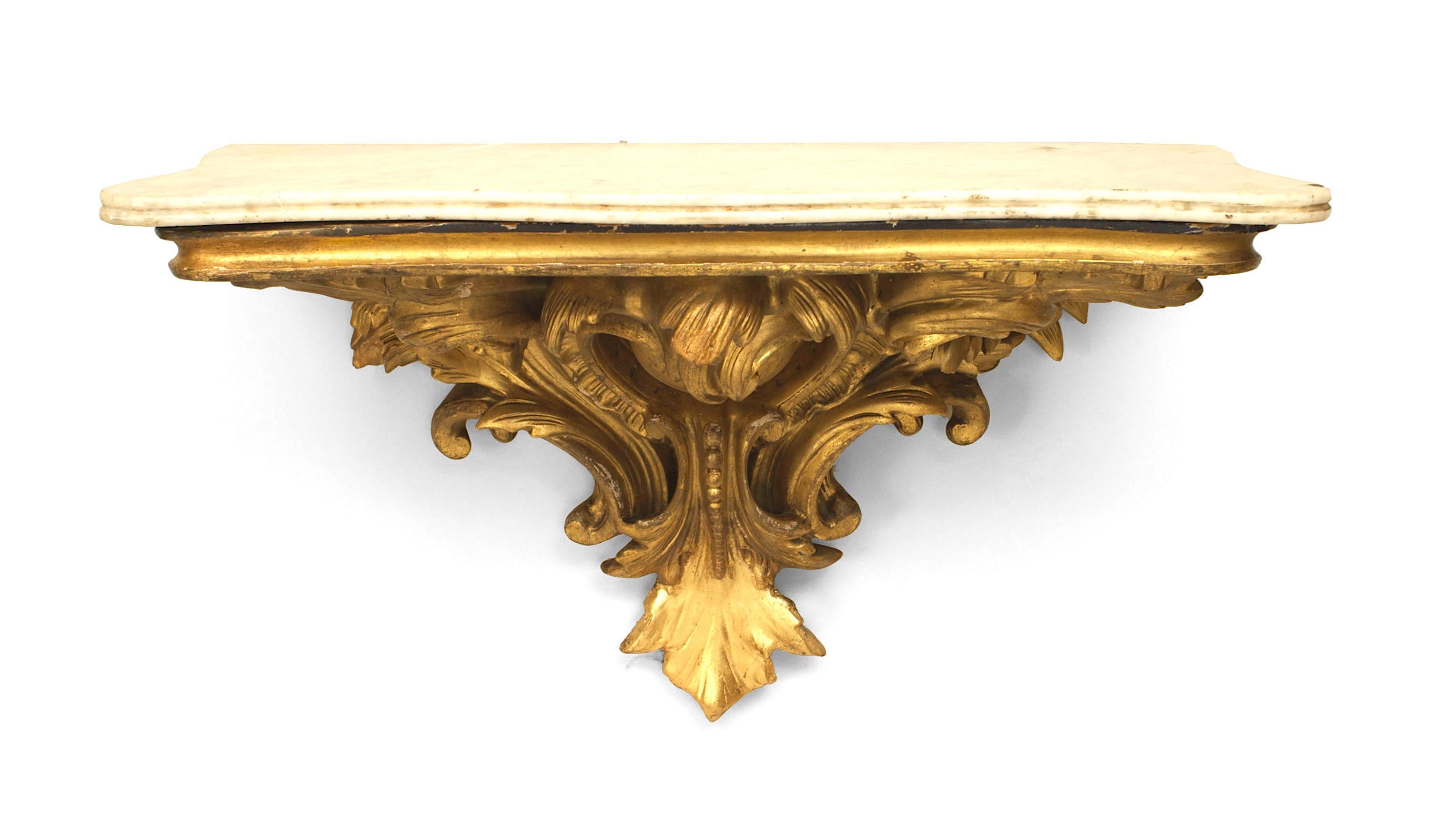 Mensola a mensola in legno dorato intagliato in stile Rococò (19/20° secolo) con piano in marmo bianco.

Condit: Buono; Usura coerente con l'età e l'utilizzo

