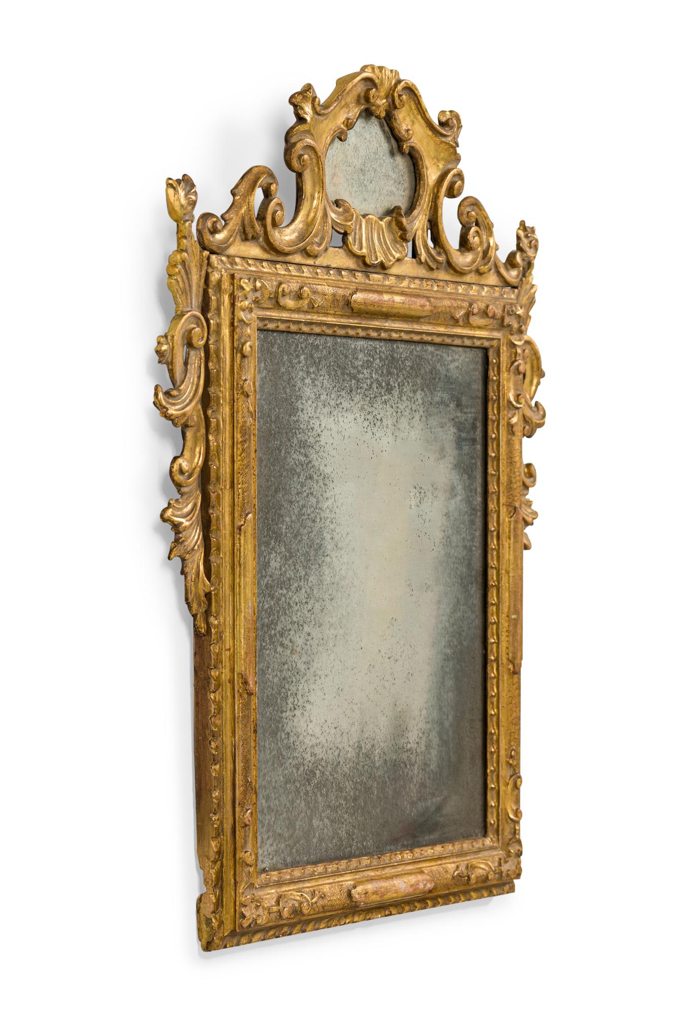 Specchio rococò italiano (XVIII secolo) in legno dorato con lati intagliati e frontone centrale con piccolo specchio ovale incastonato