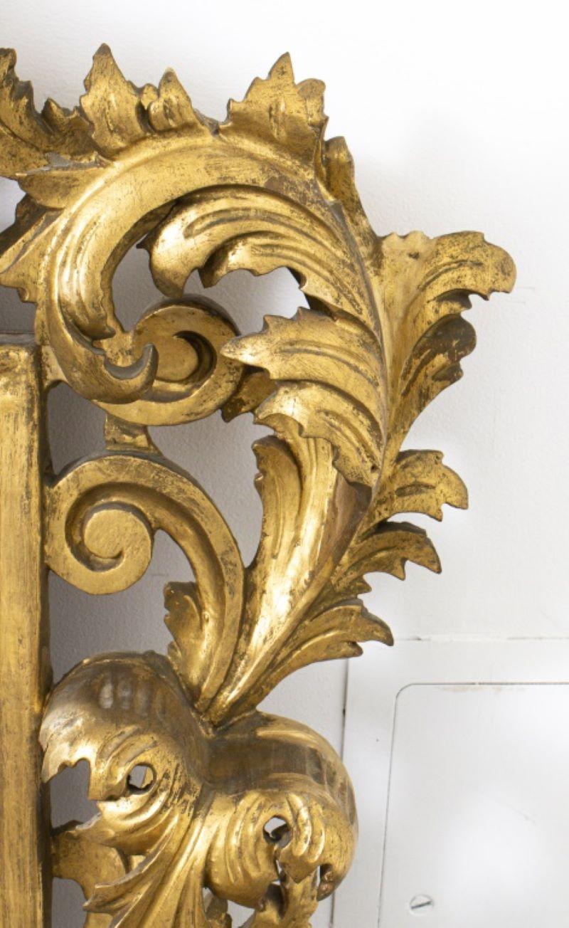 Rococo Miroir italien rococo en bois doré en vente