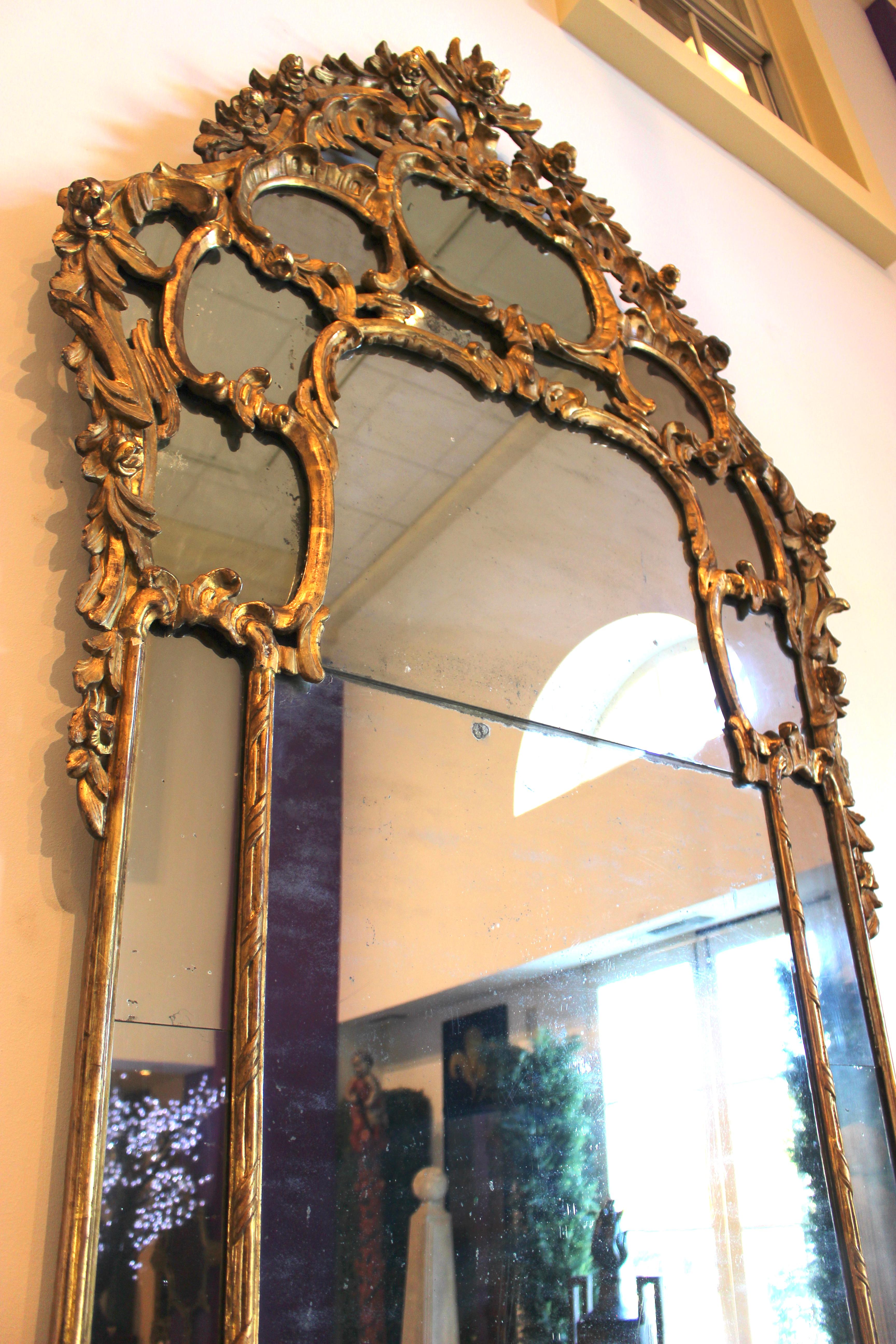 Italian Rococo Giltwood Mirror For Sale 2