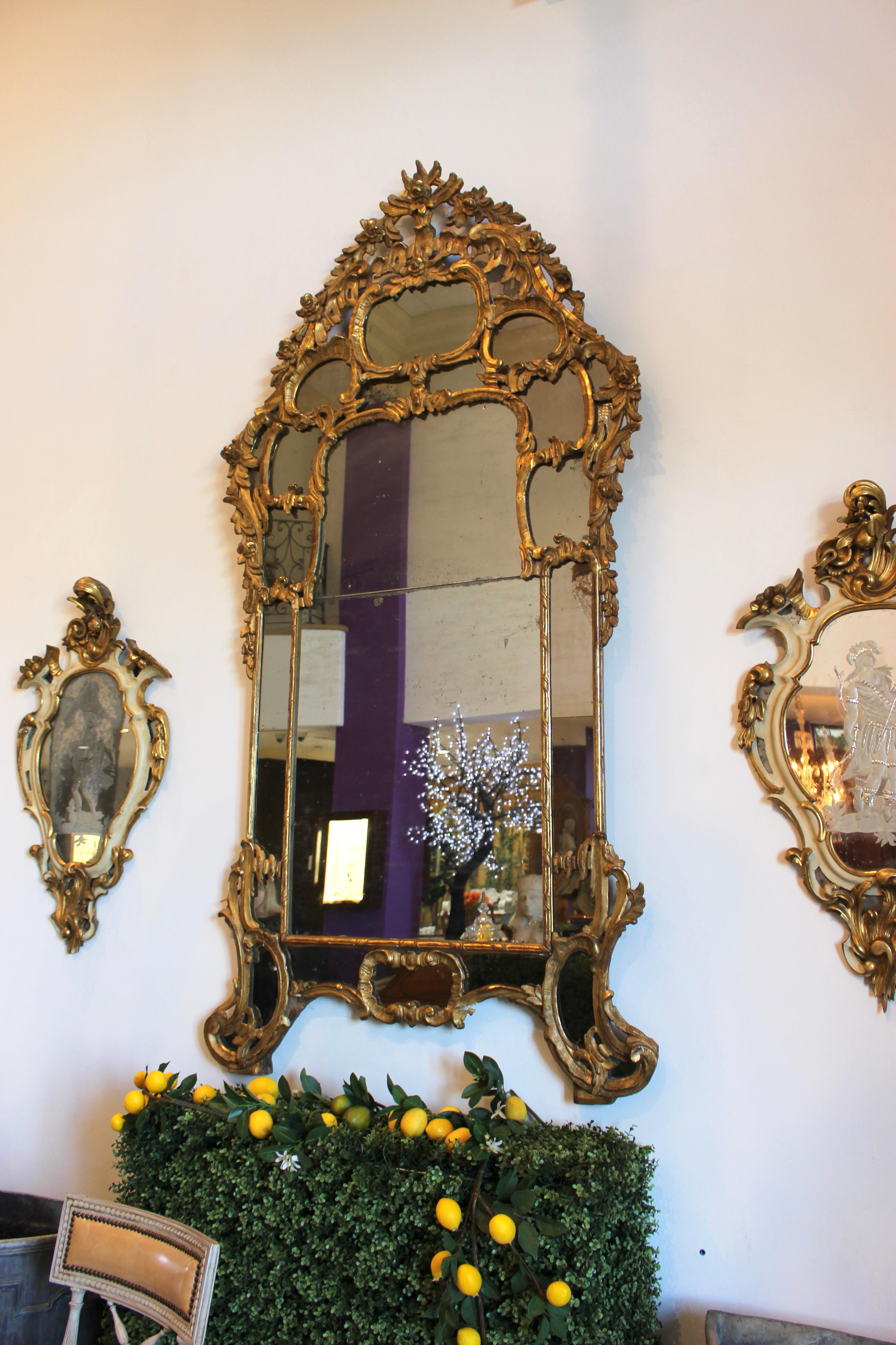 Italian Rococo Giltwood Mirror For Sale 3