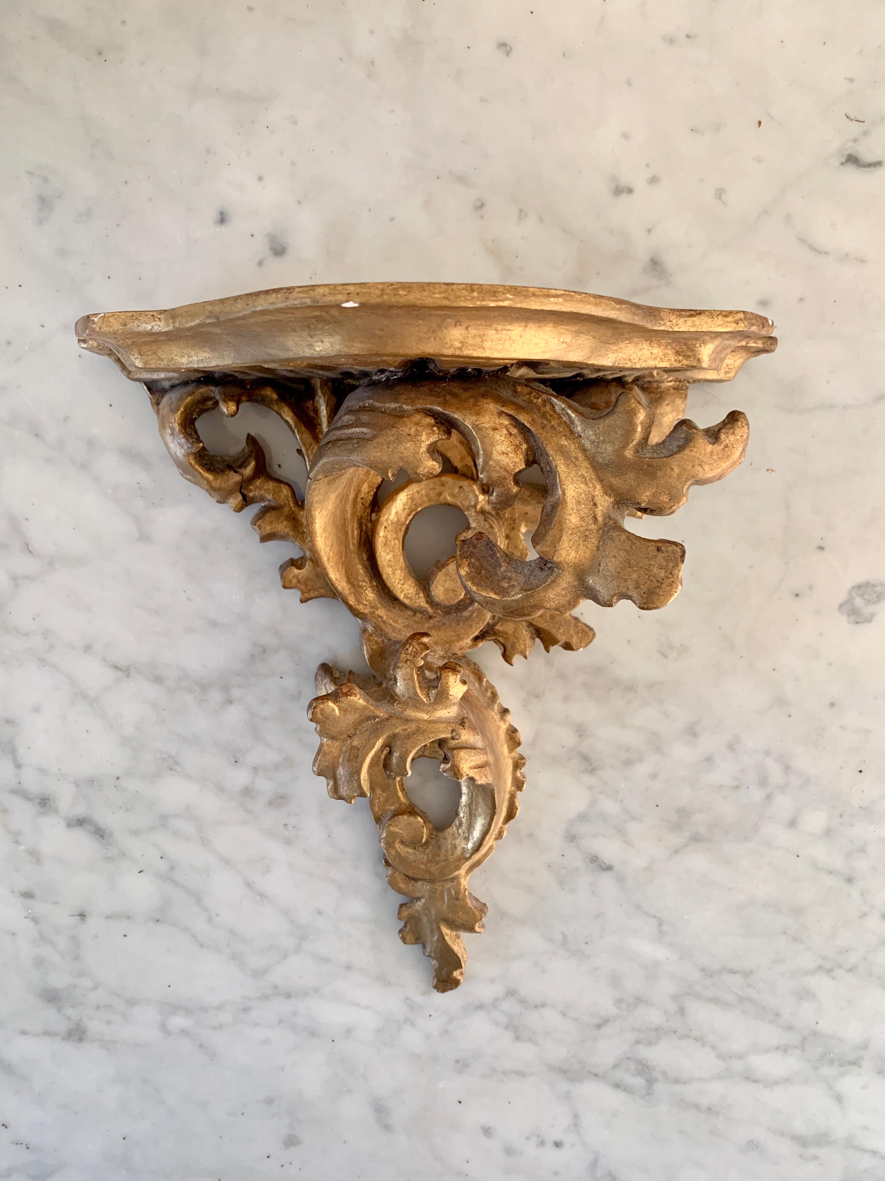 A gorgeous pair of Neoclassical or Rococo style giltwood wall sconces or brackets.

Italy, circa Mid-20th Century

Measures: 8