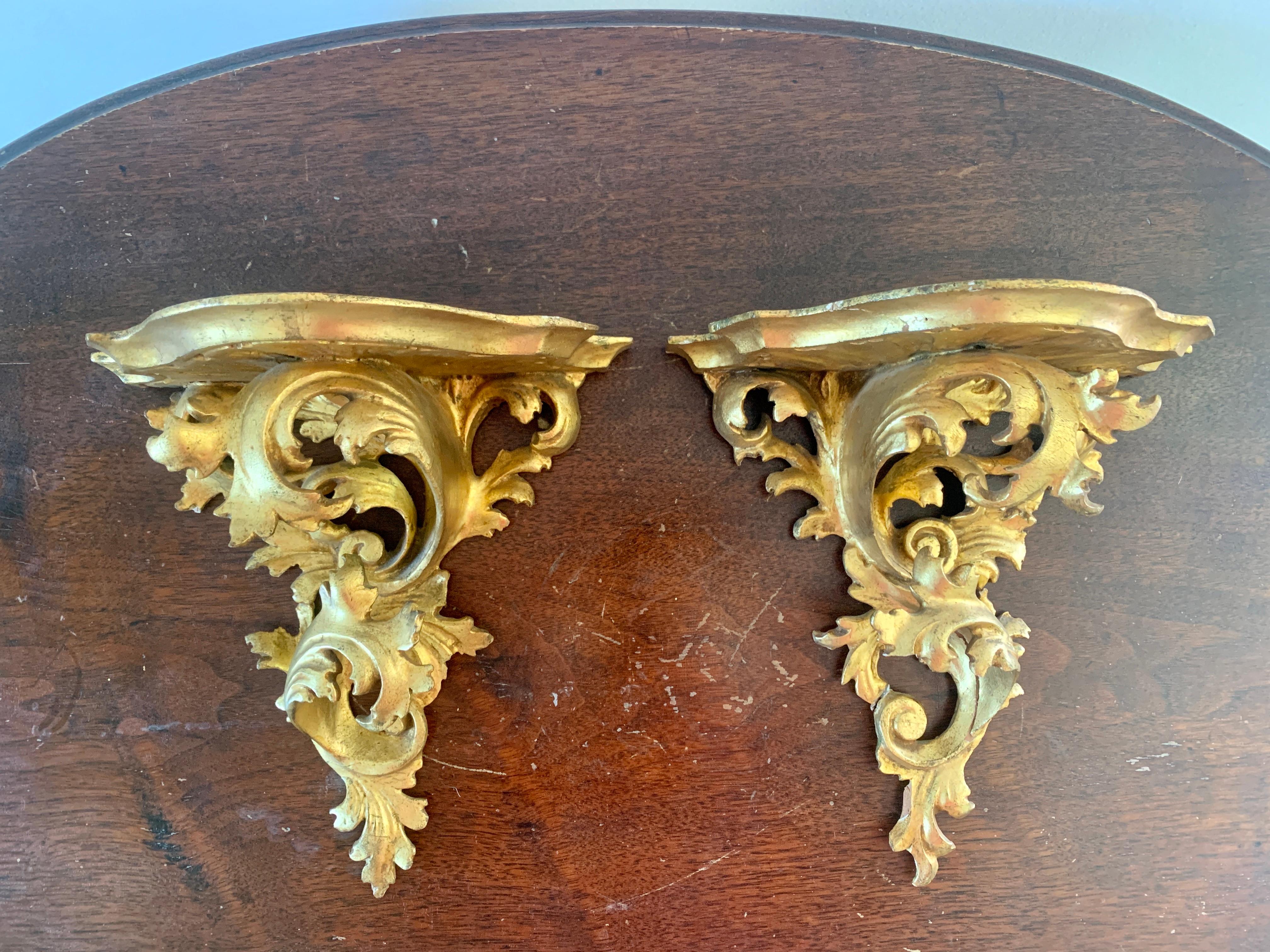 A gorgeous pair of Neoclassical or Rococo style giltwood wall sconces or brackets

Italy, circa Mid-20th century

Measures: 8.75