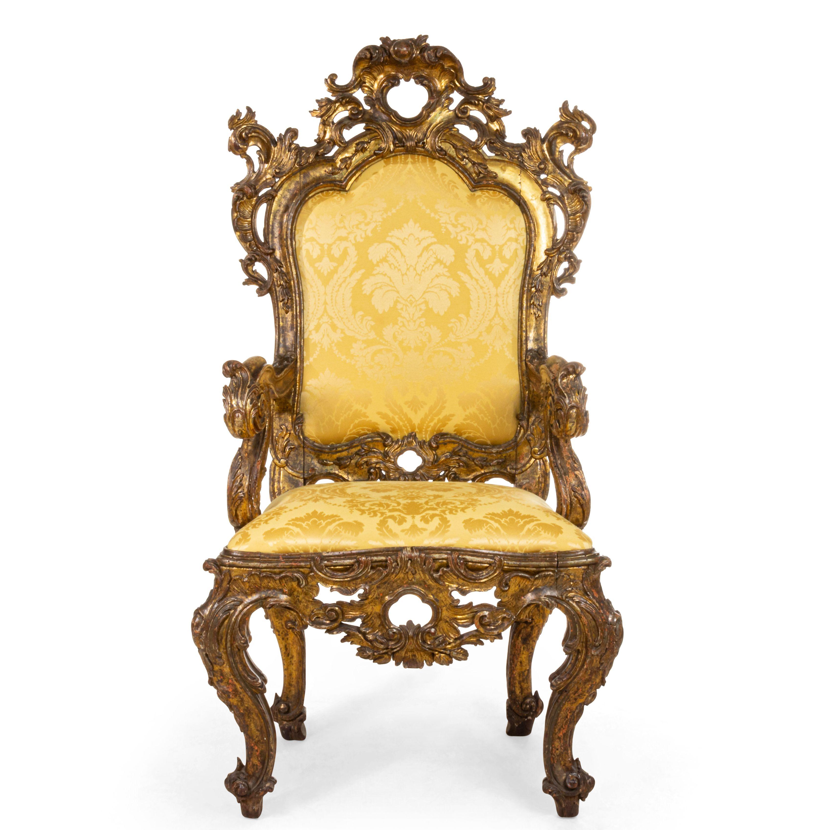 Anciennes chaises trônes Rococo italiennes à haut dossier sculpté et doré, avec assise et dossier en damas doré.