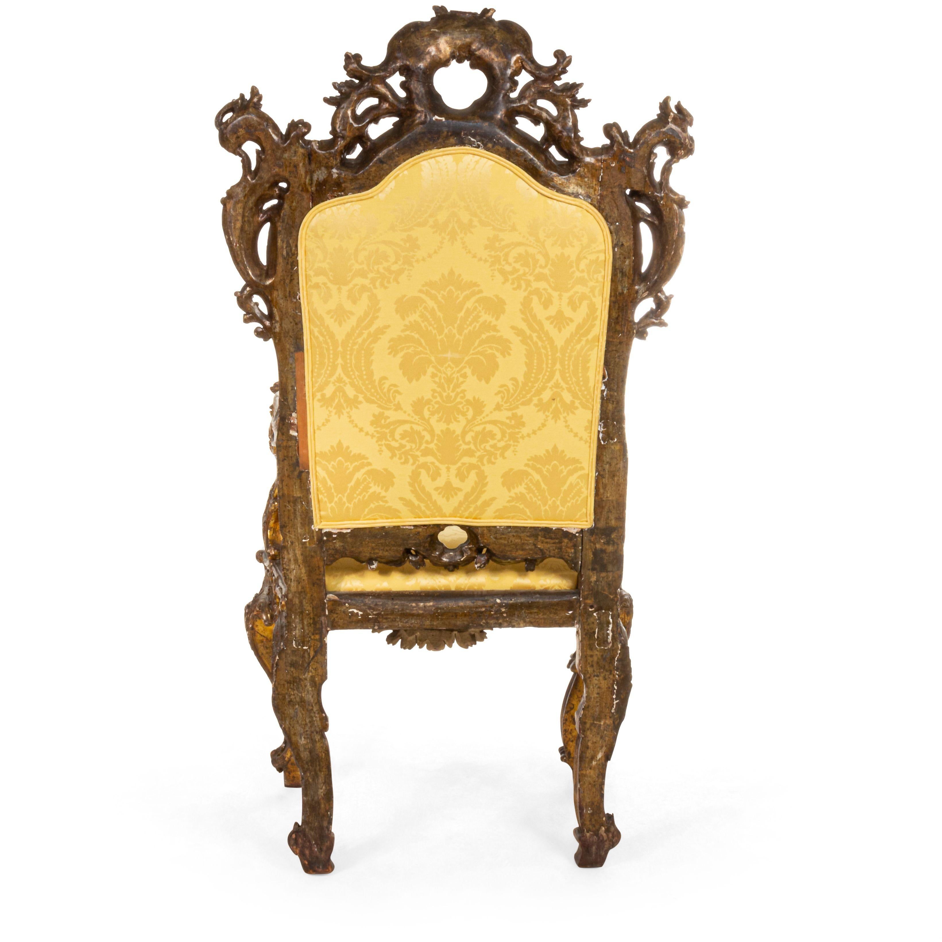 Damas Chaise trône rococo italienne en damas doré en vente