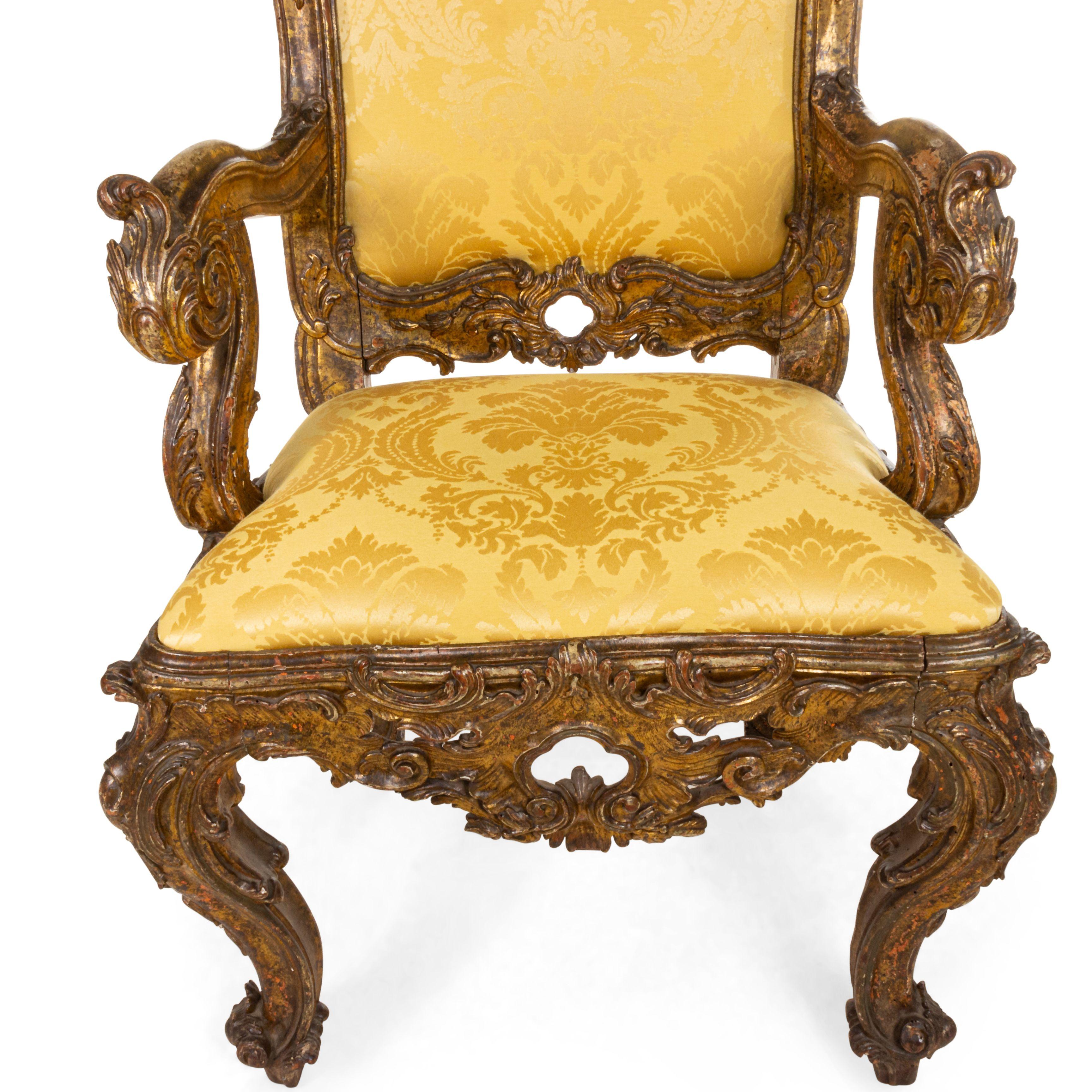 Chaise trône rococo italienne en damas doré en vente 3