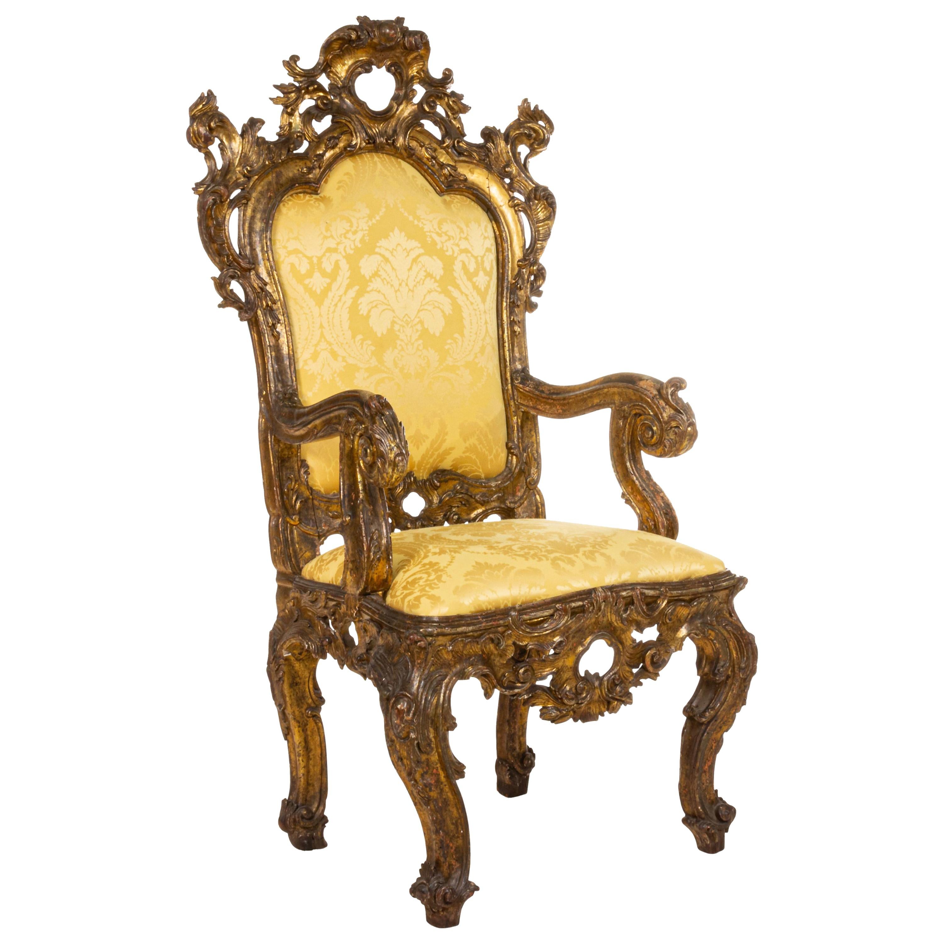 Chaise trône rococo italienne en damas doré en vente