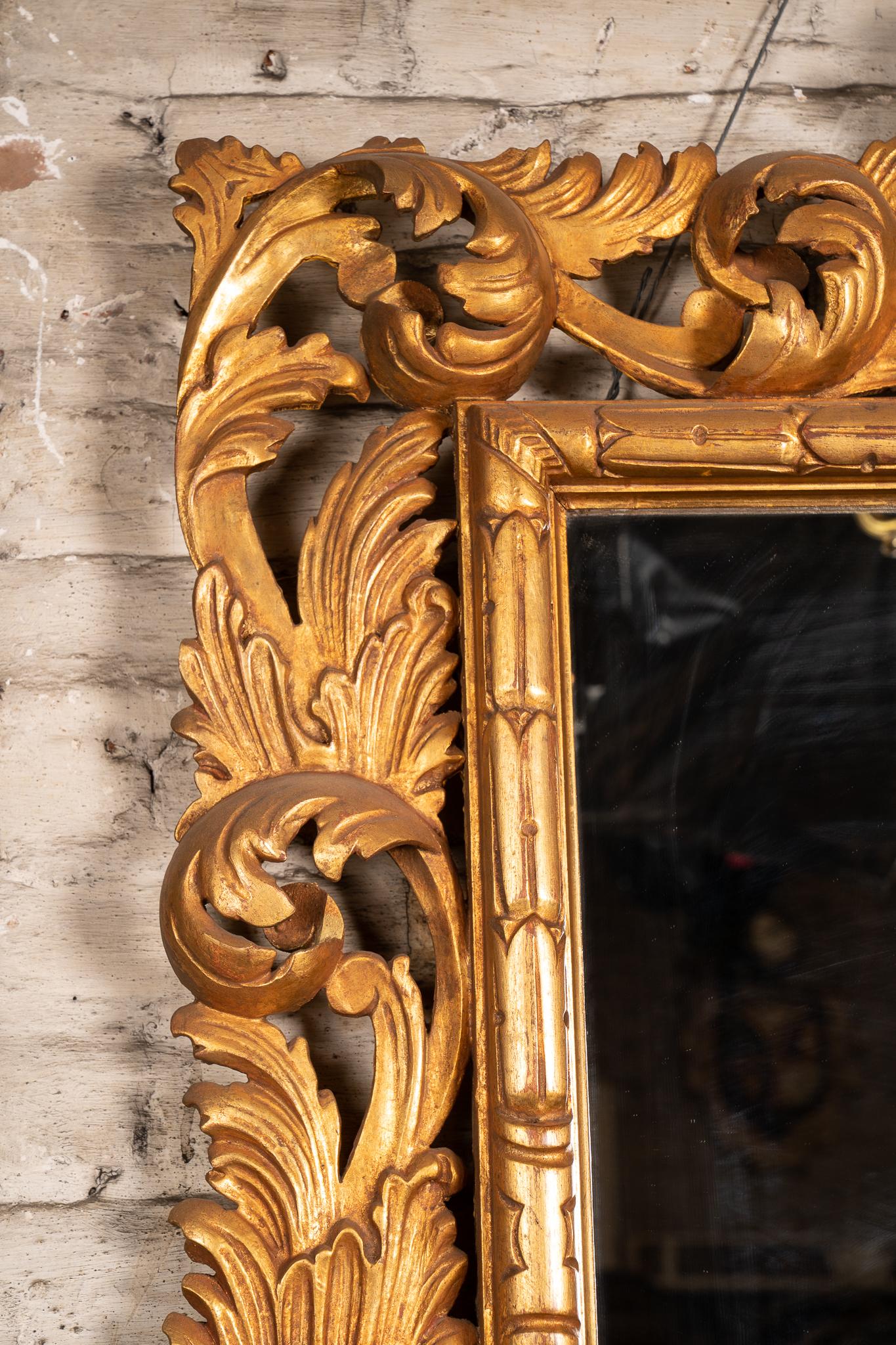 Feuille d'or Miroir rococo italien sculpté en feuilles d'or, 20e siècle, paire disponible en vente