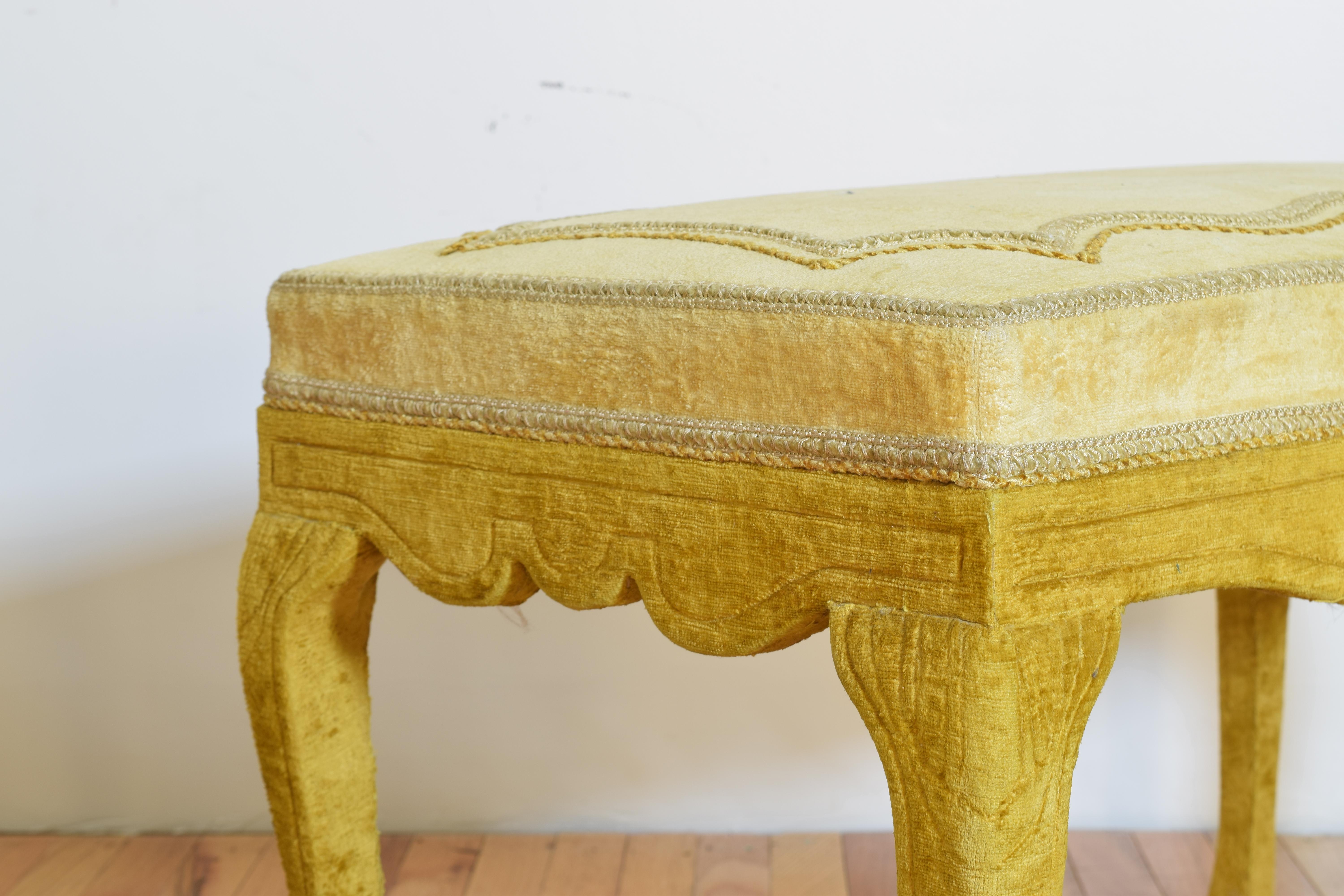 Italian Rococo Inspired Velvet Upholstered Bench, Early 20th Century im Zustand „Gut“ in Atlanta, GA
