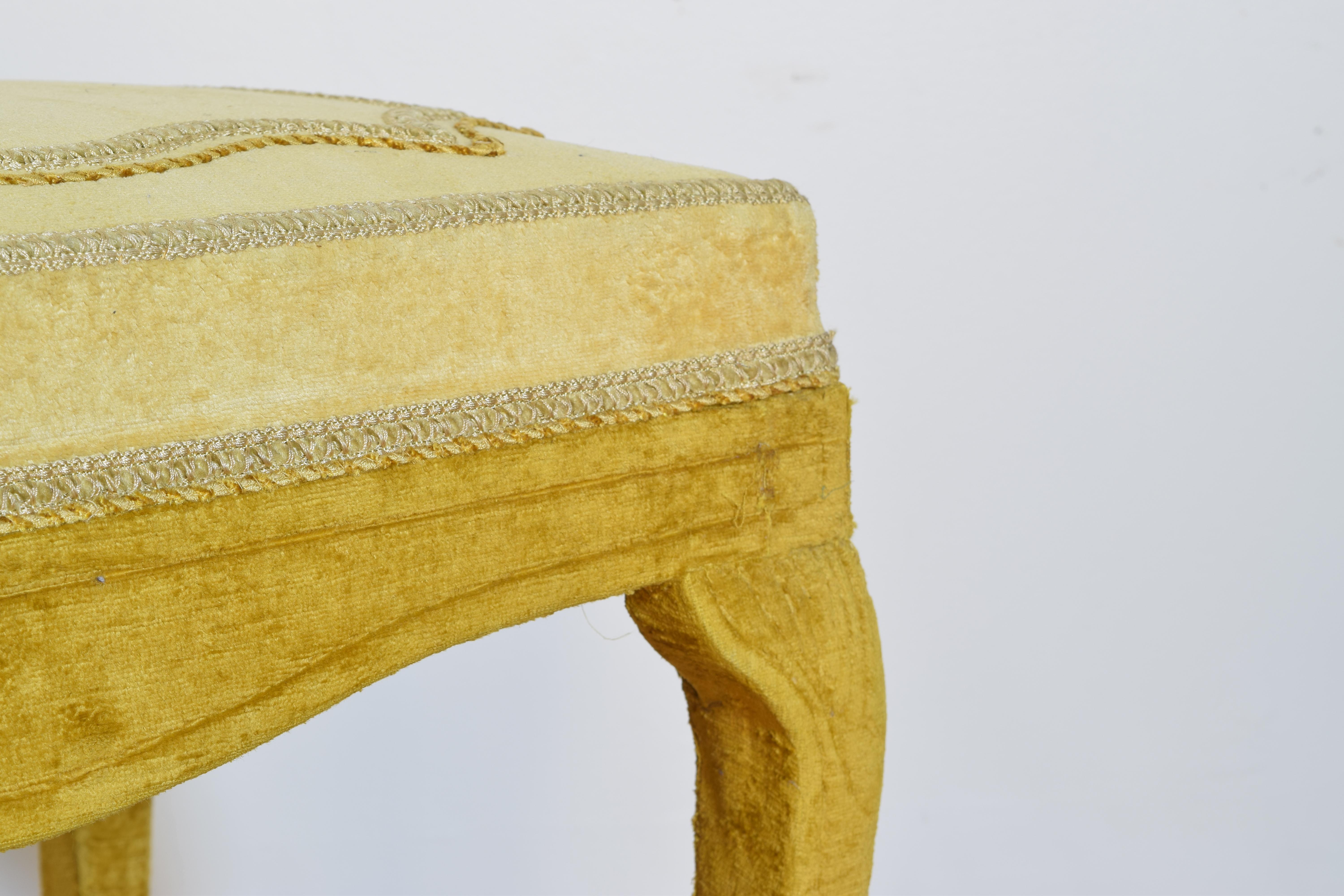 Italian Rococo Inspired Velvet Upholstered Bench, Early 20th Century (Frühes 20. Jahrhundert)