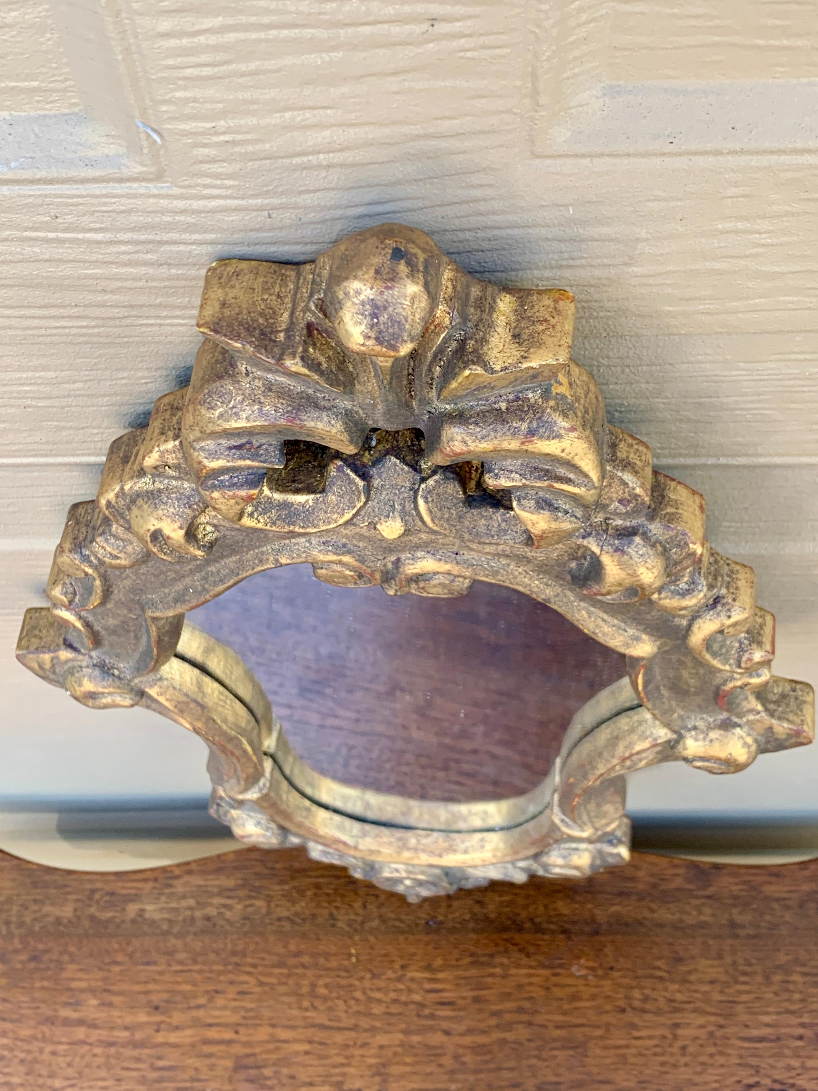 Specchio da parete italiano rococò neoclassico barocco in legno dorato in vendita 5