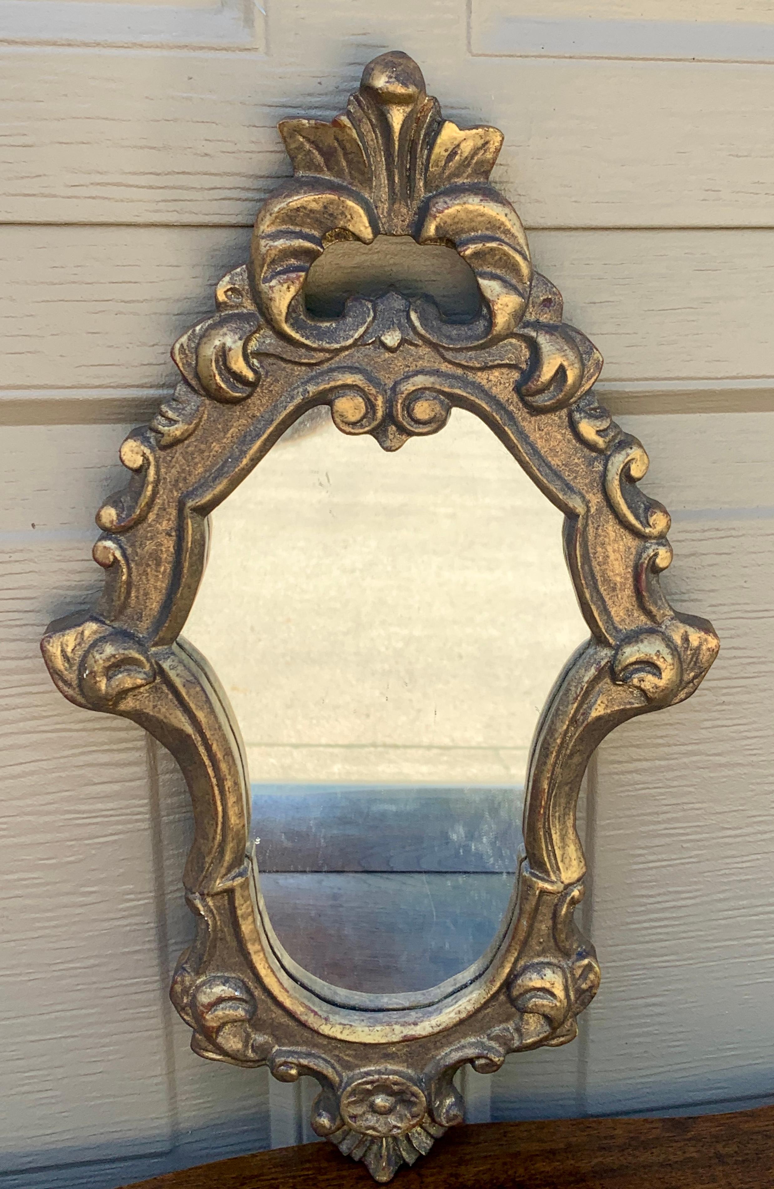 Uno splendido specchio con cornice in legno dorato in stile Rococò Barocco Neoclassico

Italia, metà del XX secolo

Misure: 9,75