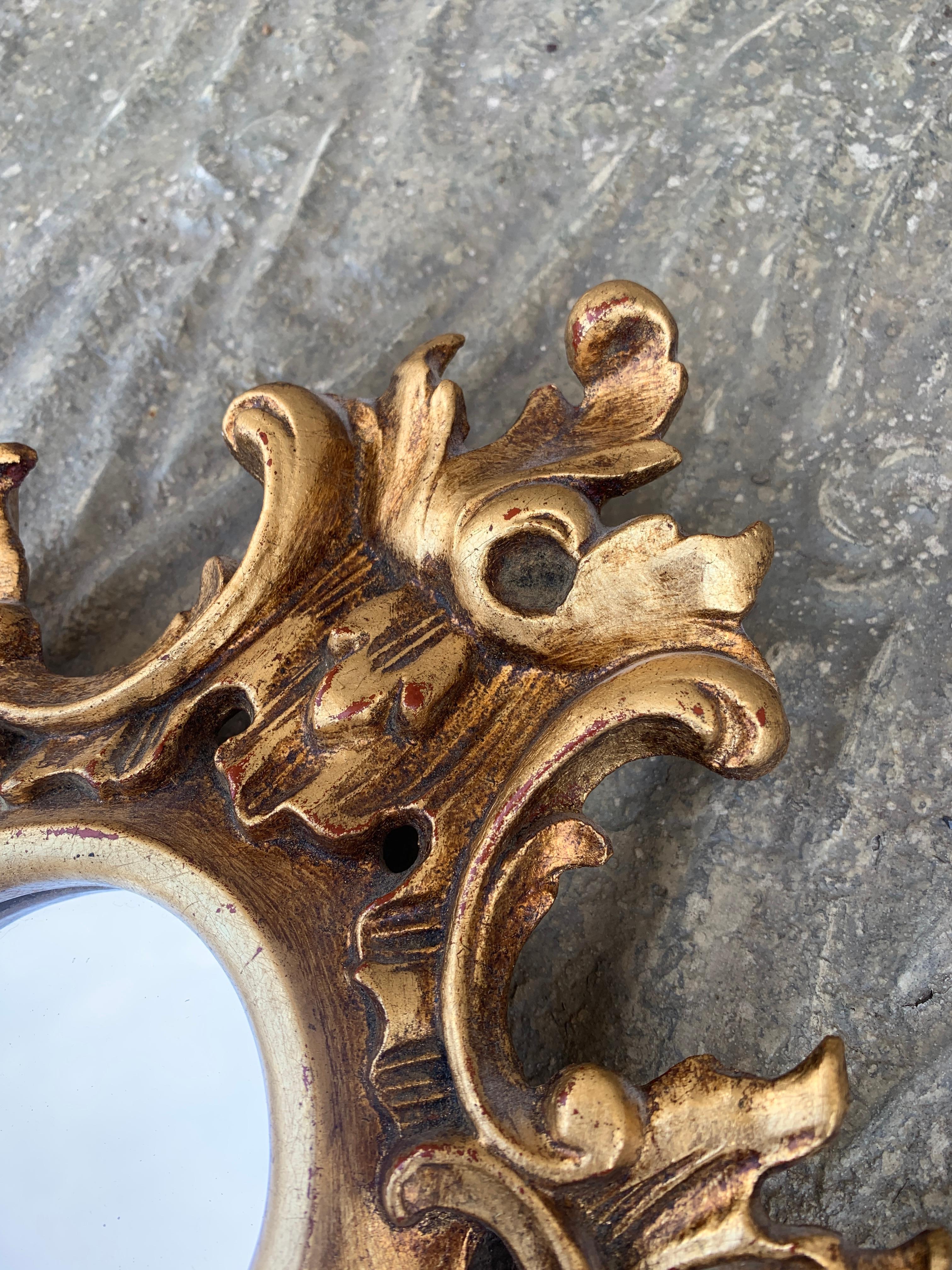 Uno splendido specchio con cornice in legno dorato in stile Rococò Barocco Neoclassico

Italia, metà del XX secolo

Misure: 8,25
